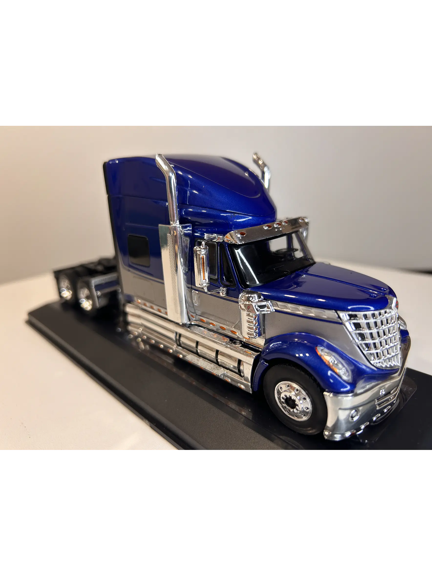 International LoneStar 2010  – IXO Models 1:43 – Diseño Americano Premium 9