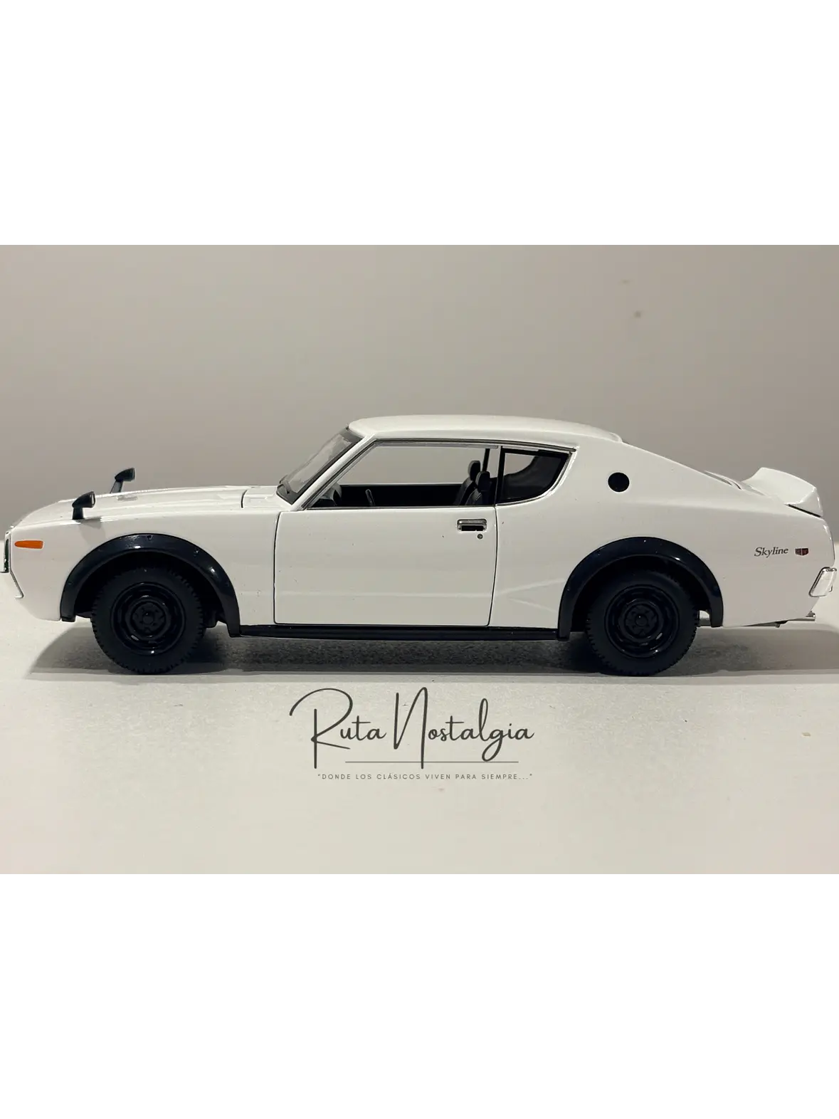 Auto Nissan Skyline 2000 GT-R KPGC110 1973 |  Maisto 1:24  4
