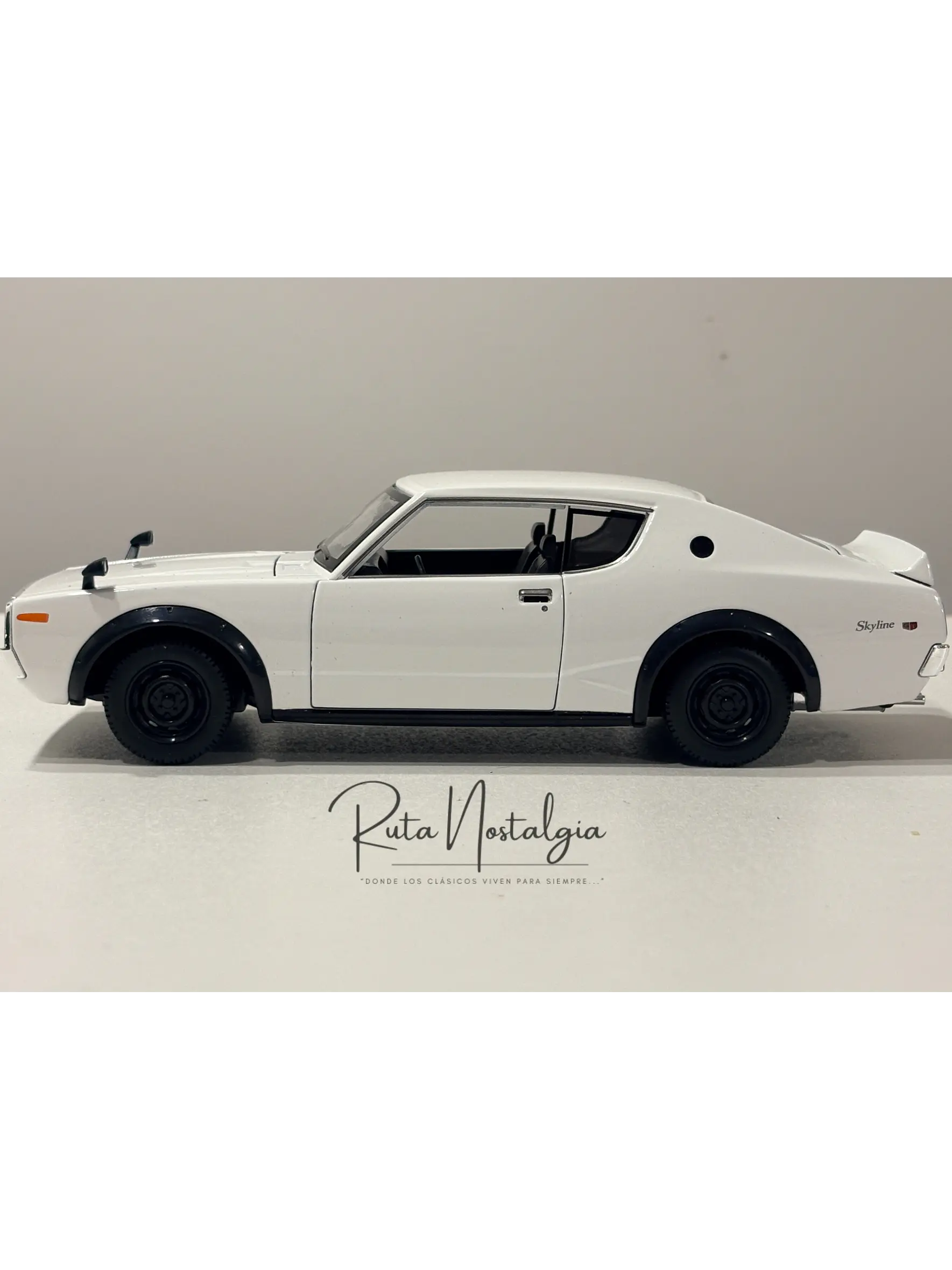 Auto Nissan Skyline 2000 GT-R KPGC110 1973 |  Maisto 1:24  4