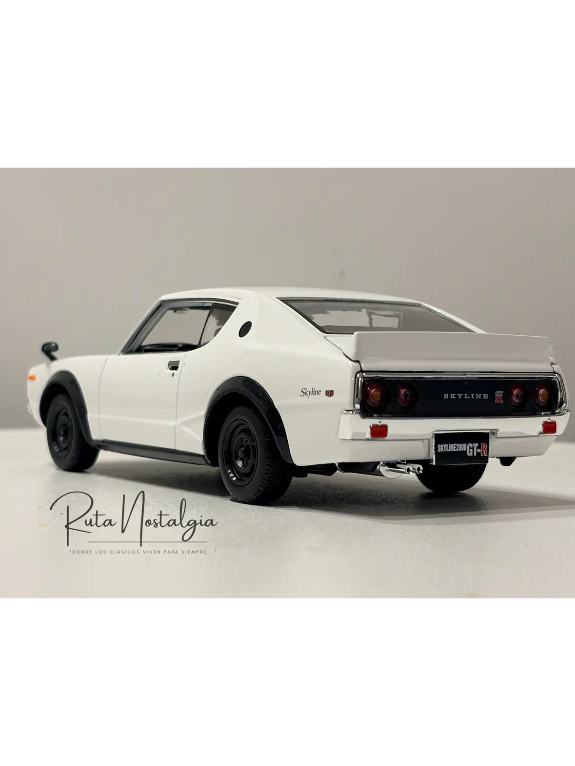 Auto Nissan Skyline 2000 GT-R KPGC110 1973 |  Maisto 1:24  5