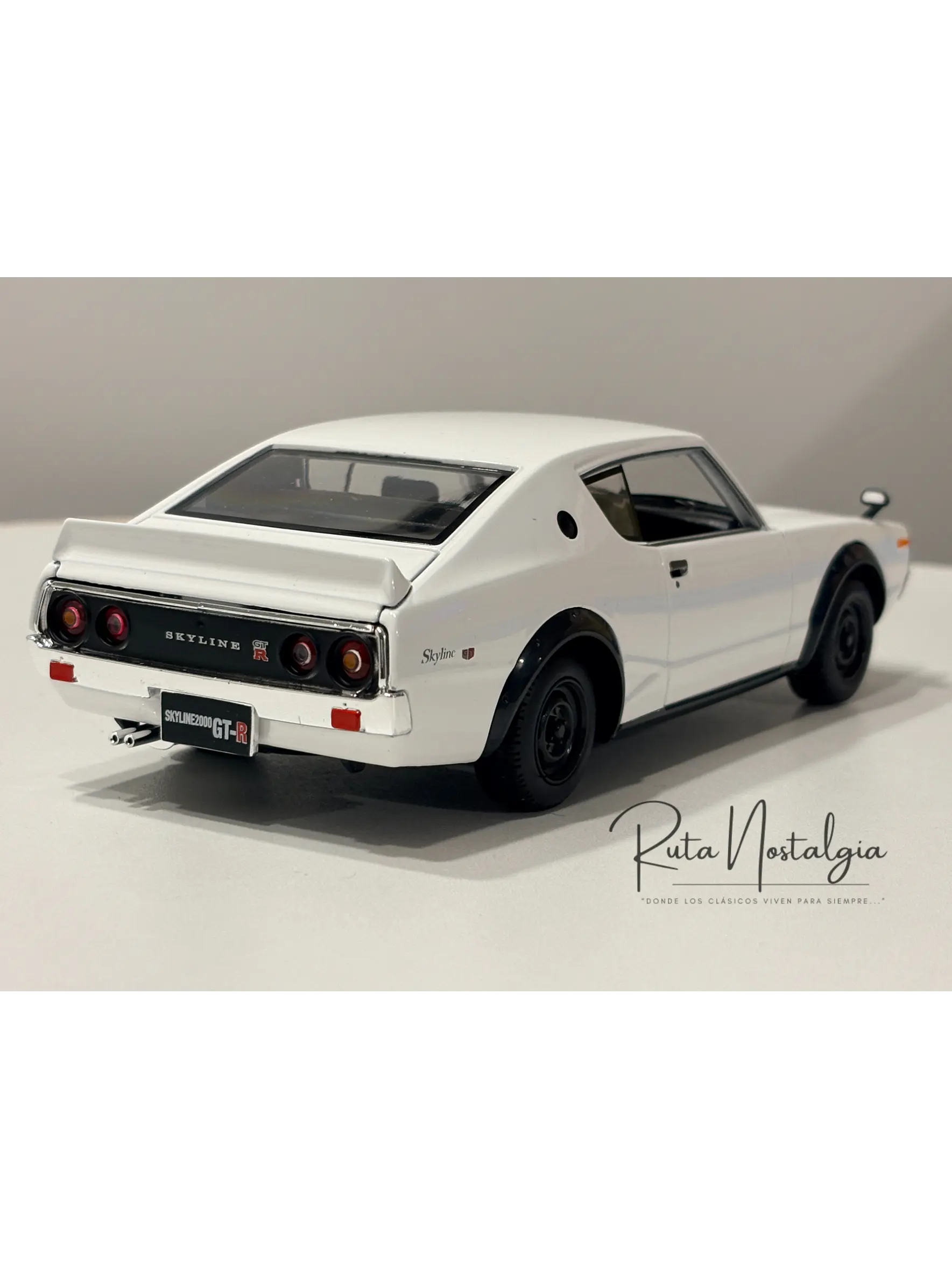Auto Nissan Skyline 2000 GT-R KPGC110 1973 |  Maisto 1:24  6