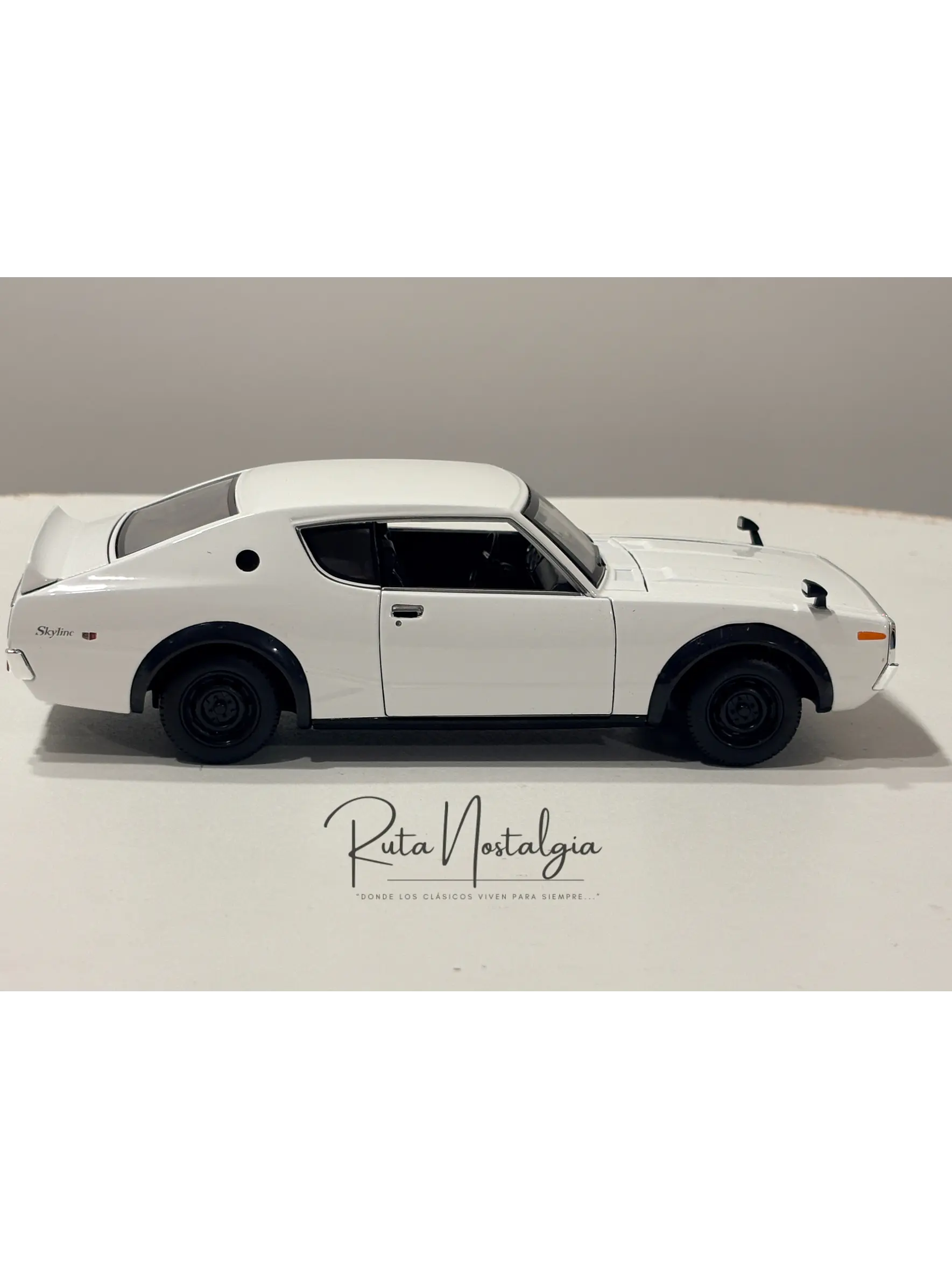 Auto Nissan Skyline 2000 GT-R KPGC110 1973 |  Maisto 1:24  7