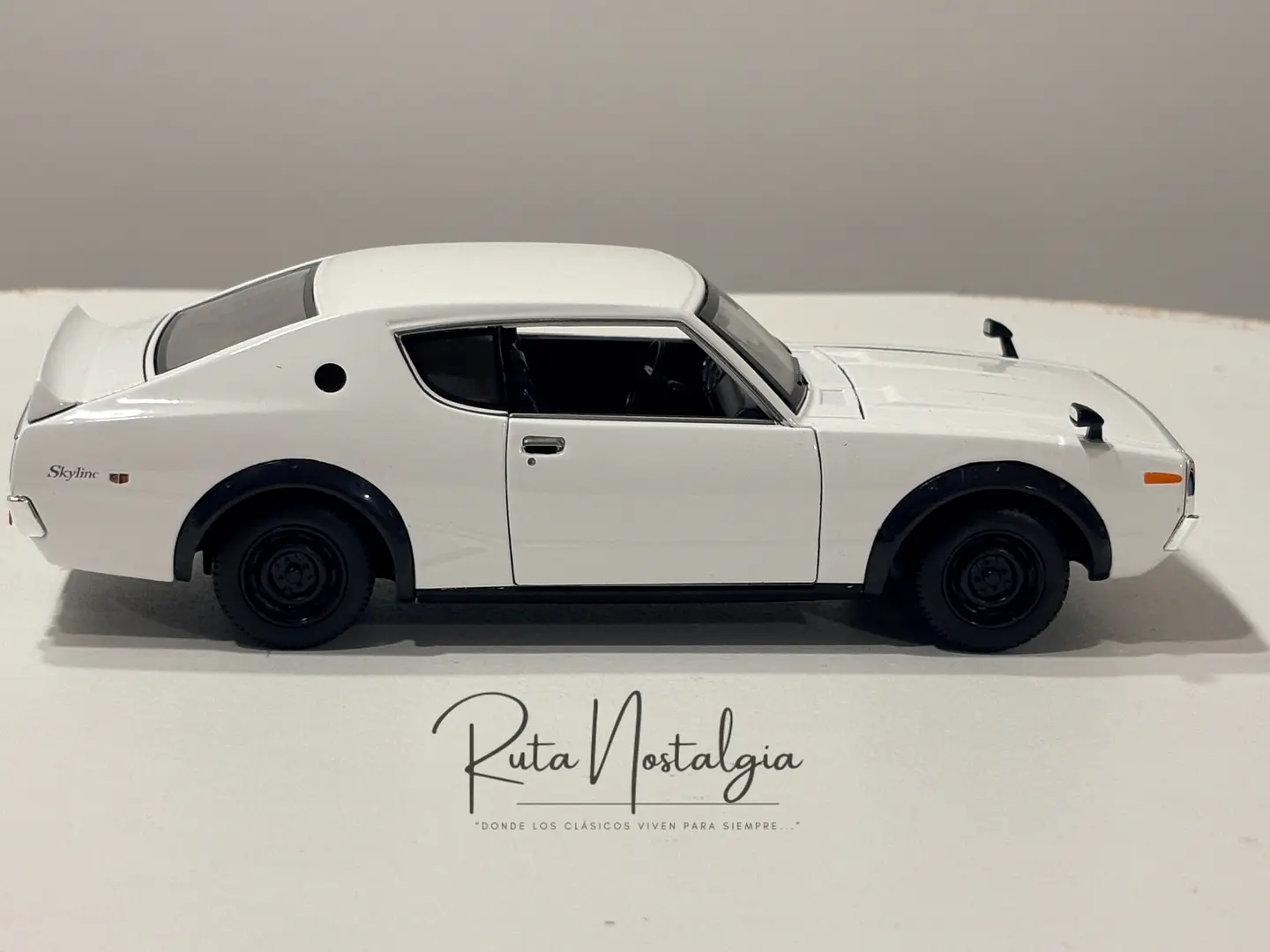 Auto Nissan Skyline 2000 GT-R (1973) |  Maisto 1:24  7