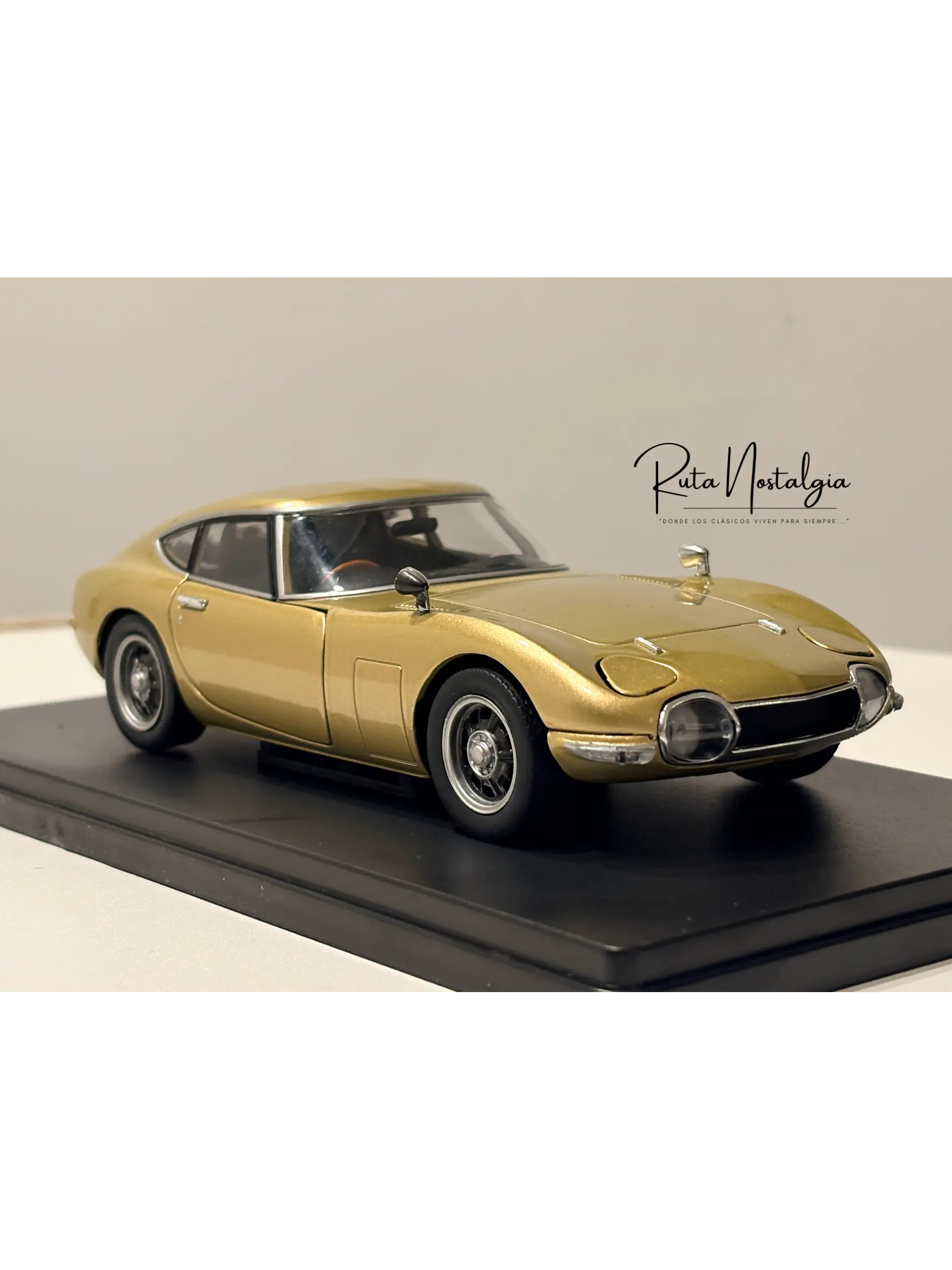 Toyota 2000 GT 1967 Beige WhiteBox 1:24 | Coupé Japonés Clásico de Colección en Chile 1