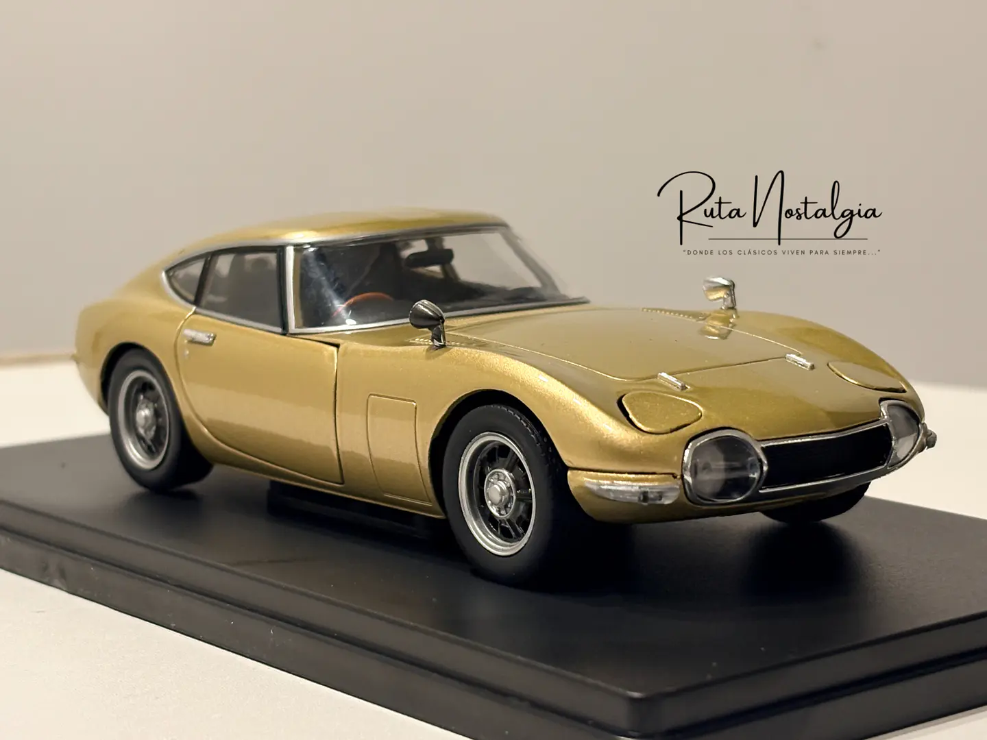 Toyota 2000 GT (1967) | WhiteBox 1:24 | Coupé Japonés Clásico  1