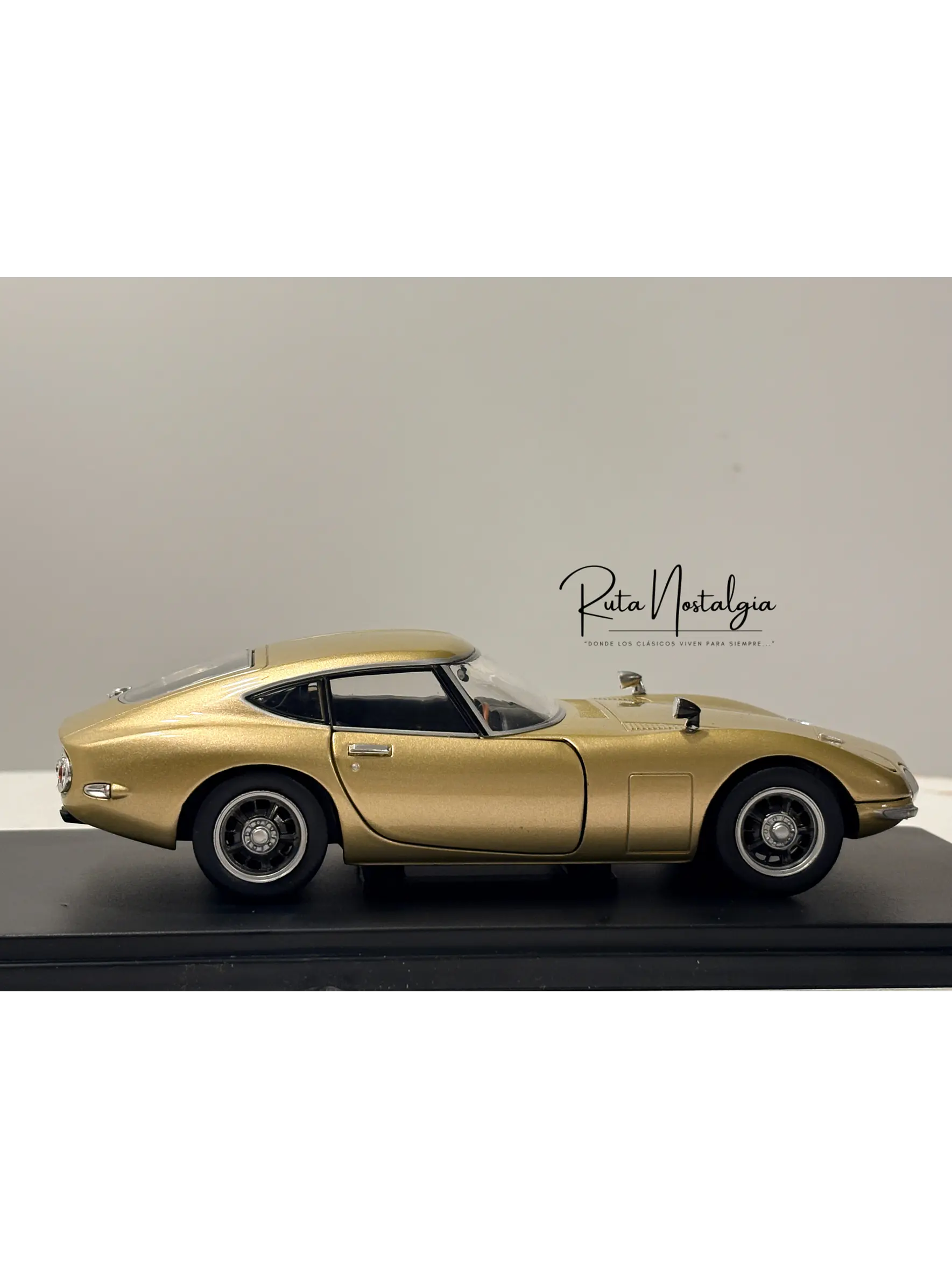 Toyota 2000 GT 1967 Beige WhiteBox 1:24 | Coupé Japonés Clásico de Colección en Chile 8