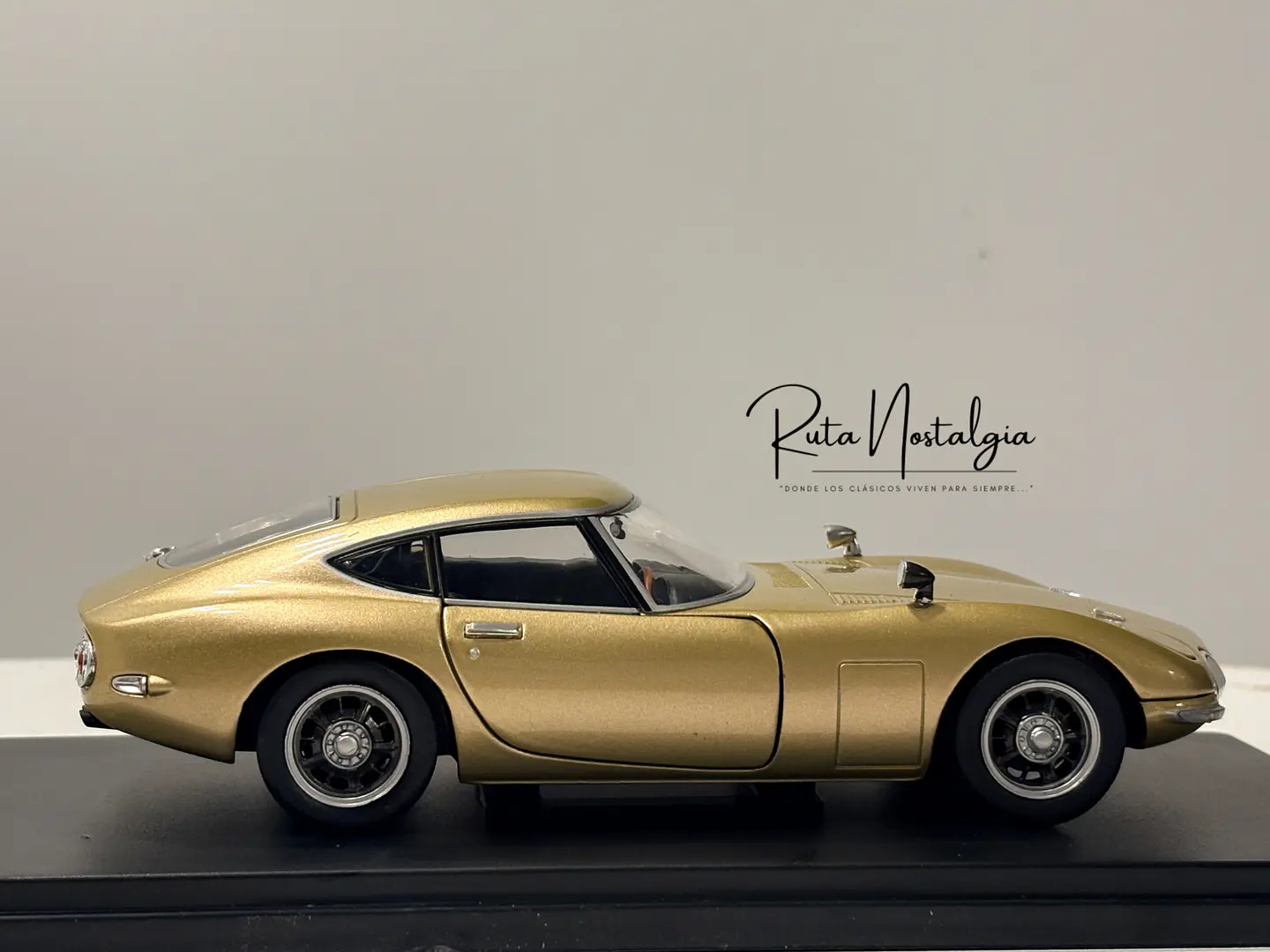 Toyota 2000 GT (1967) | WhiteBox 1:24 | Coupé Japonés Clásico  8
