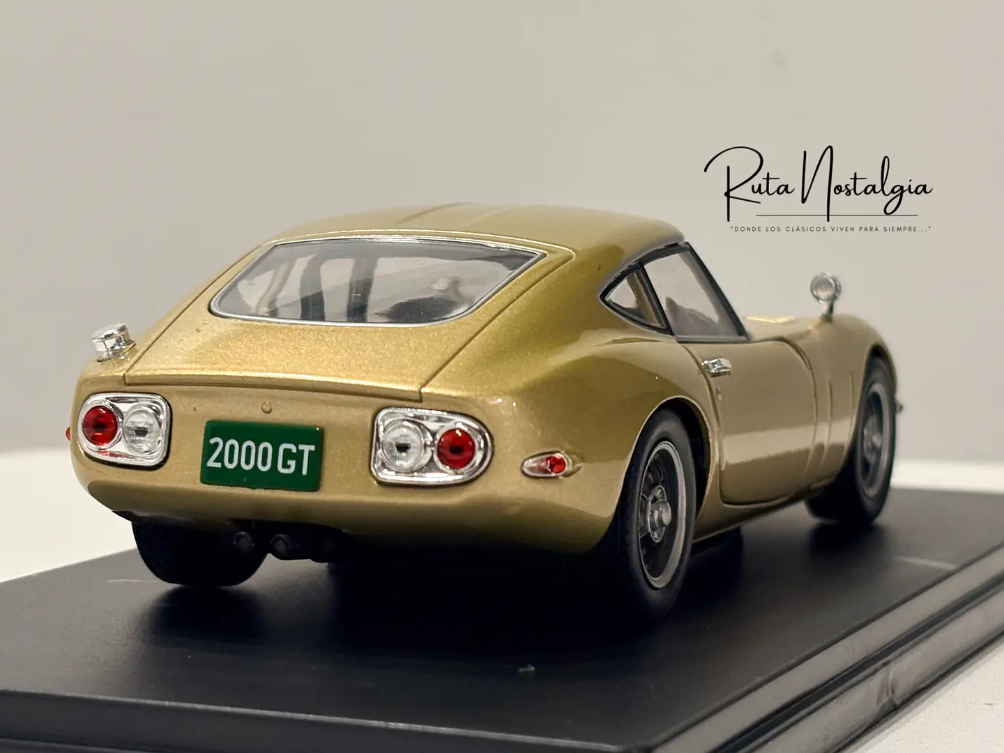 Toyota 2000 GT (1967) | WhiteBox 1:24 | Coupé Japonés Clásico  7