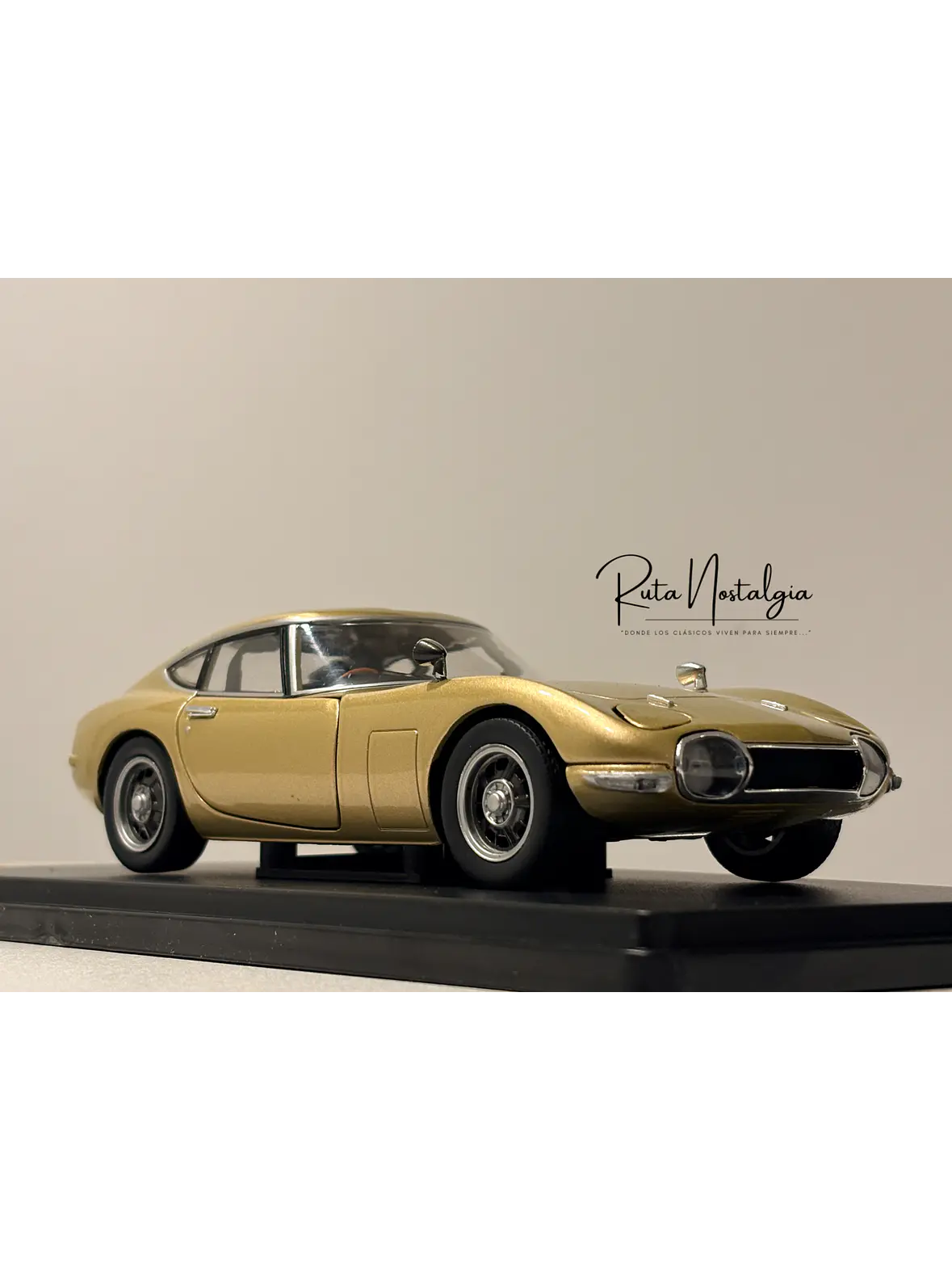 Toyota 2000 GT 1967 Beige WhiteBox 1:24 | Coupé Japonés Clásico de Colección en Chile 9