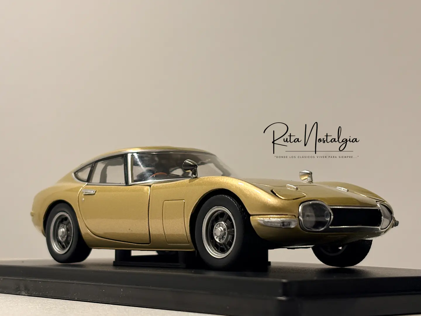 Toyota 2000 GT (1967) | WhiteBox 1:24 | Coupé Japonés Clásico  9