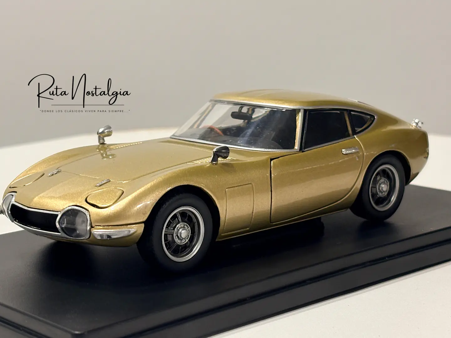 Toyota 2000 GT (1967) | WhiteBox 1:24 | Coupé Japonés Clásico  4