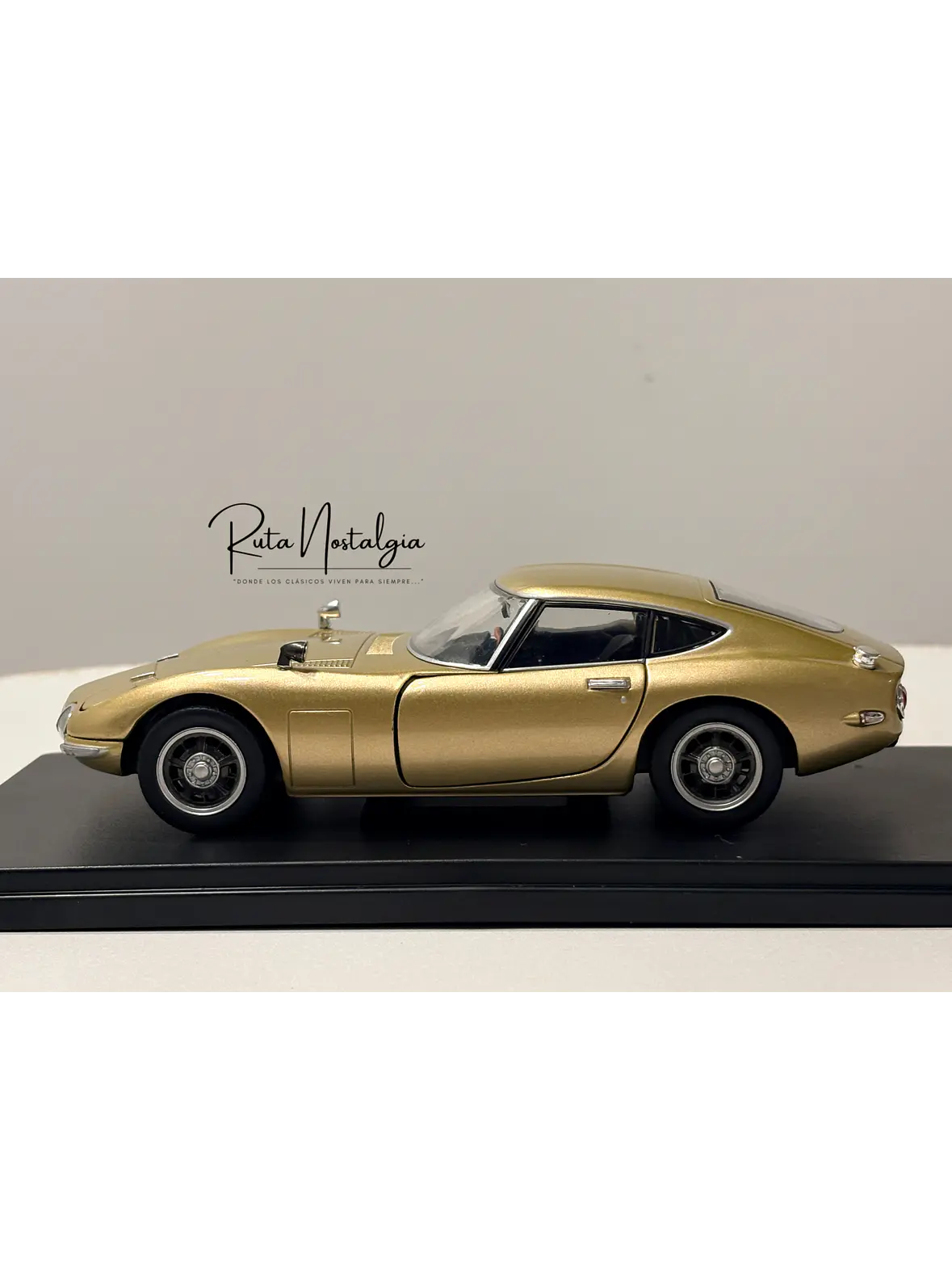 Toyota 2000 GT 1967 Beige WhiteBox 1:24 | Coupé Japonés Clásico de Colección en Chile 5