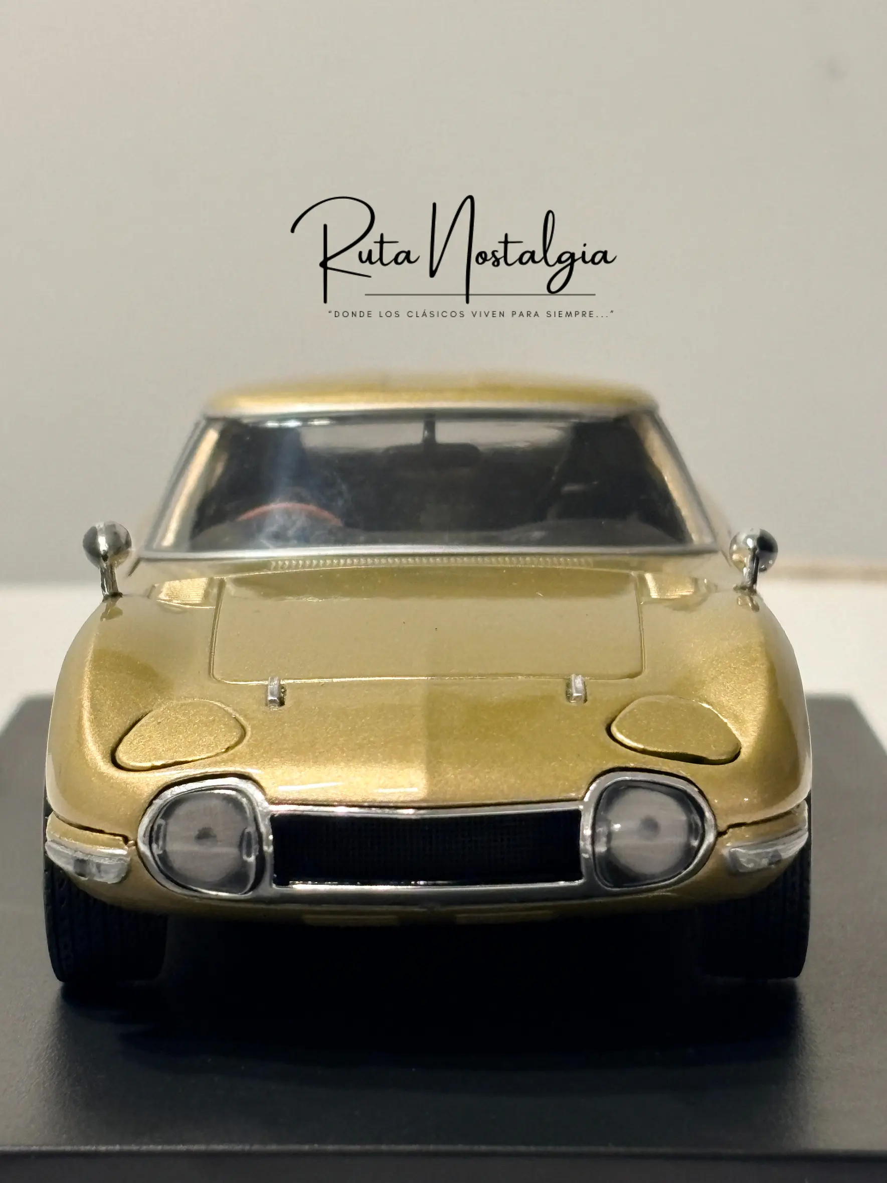 Toyota 2000 GT 1967 Beige WhiteBox 1:24 | Coupé Japonés Clásico de Colección en Chile 3