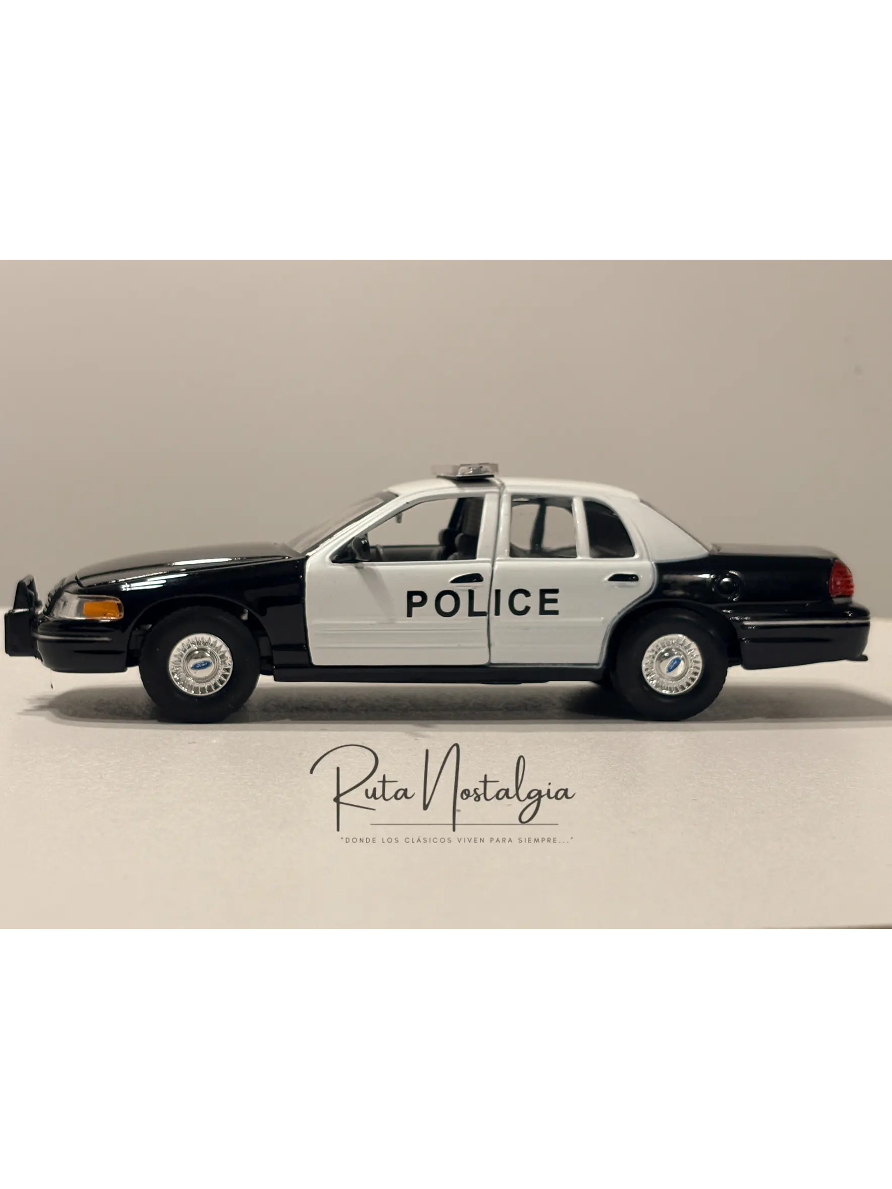 Auto Ford Crown Victoria Police Interceptor 1999 | Welly 1:24 | Auto Policial Americano Clásico 4