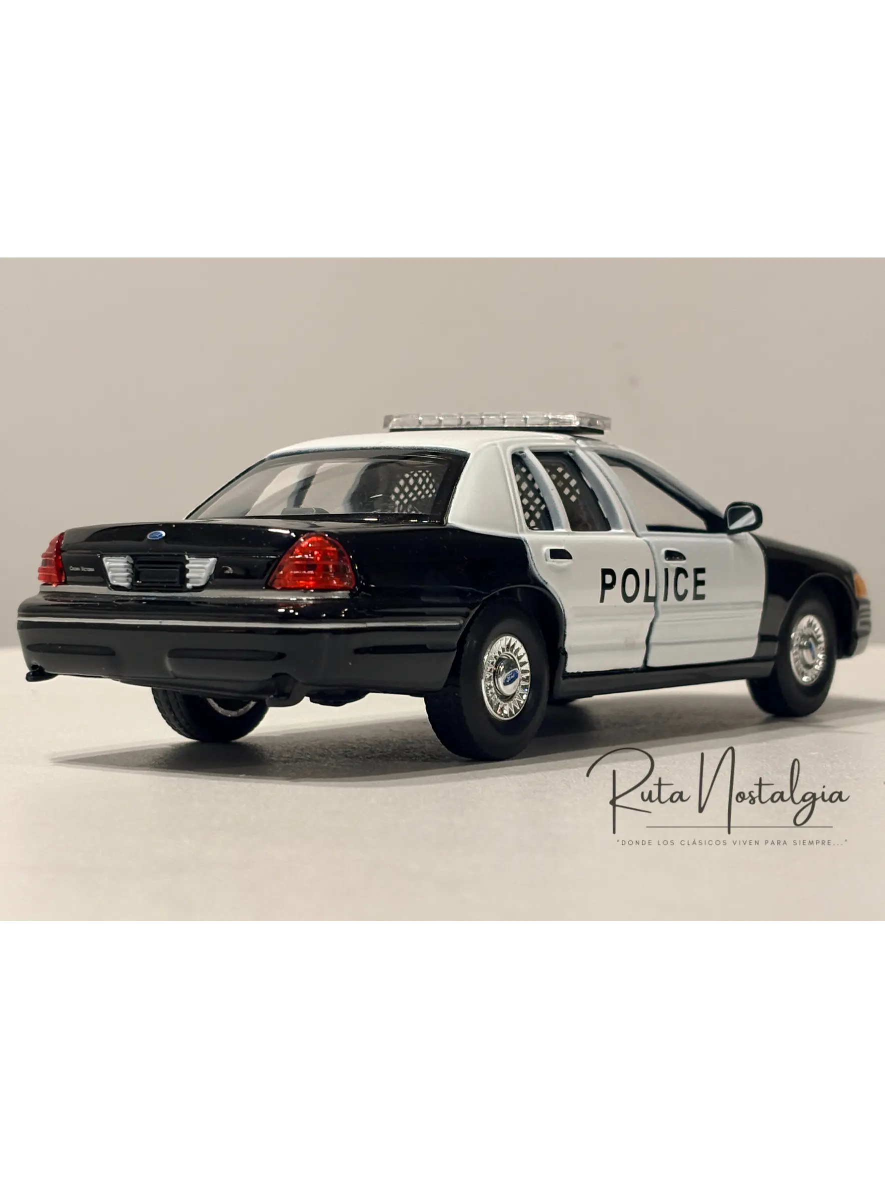Auto Ford Crown Victoria Police Interceptor 1999 | Welly 1:24 | Auto Policial Americano Clásico 6