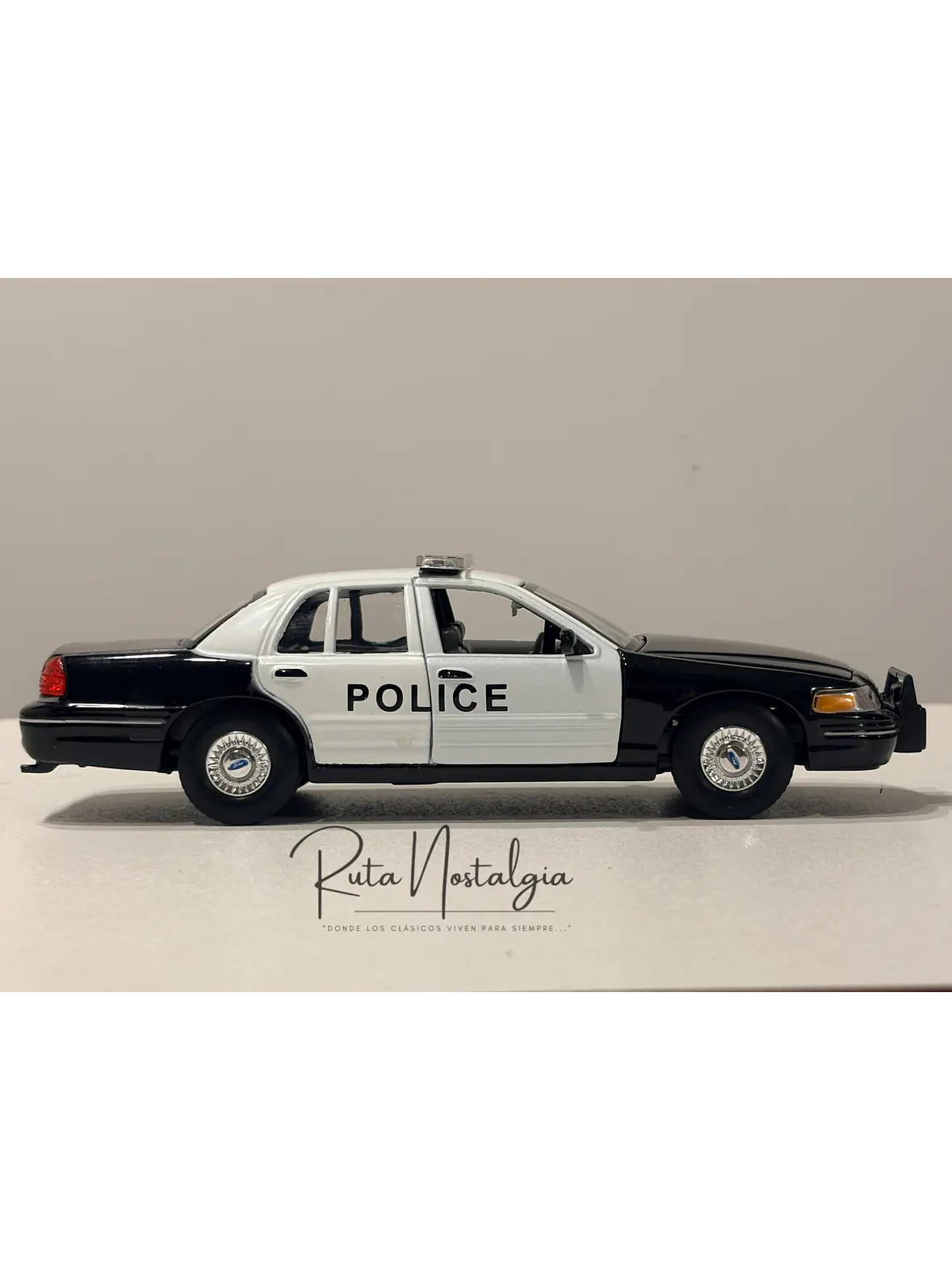 Auto Ford Crown Victoria Police Interceptor 1999 | Welly 1:24 | Auto Policial Americano Clásico 7