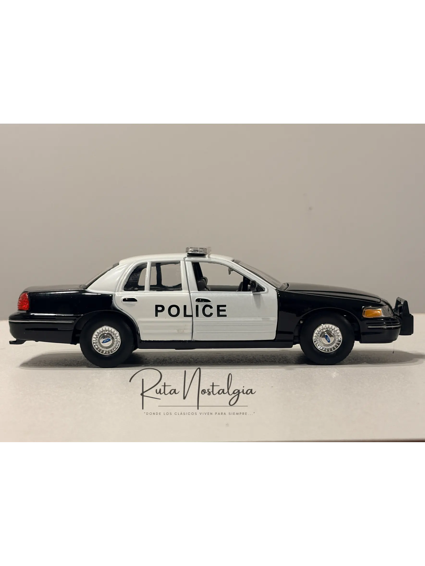 Auto Ford Crown Victoria Police Interceptor 1999 | Welly 1:24 | Auto Policial Americano Clásico 7