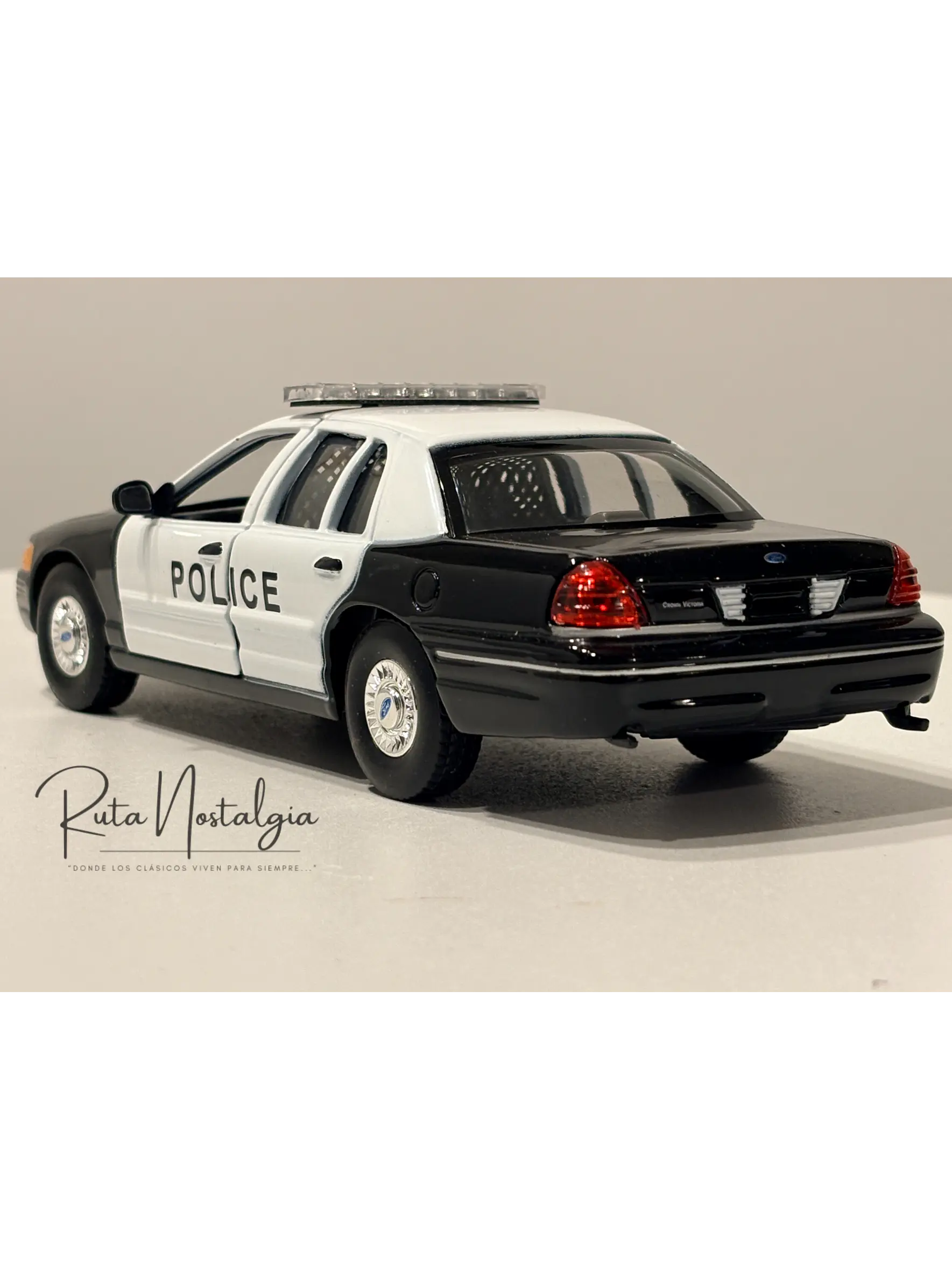 Auto Ford Crown Victoria Police Interceptor 1999 | Welly 1:24 | Auto Policial Americano Clásico 5