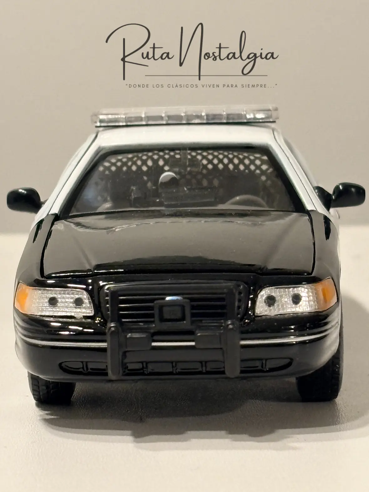 Auto Ford Crown Victoria Police Interceptor 1999 | Welly 1:24 | Auto Policial Americano Clásico 2