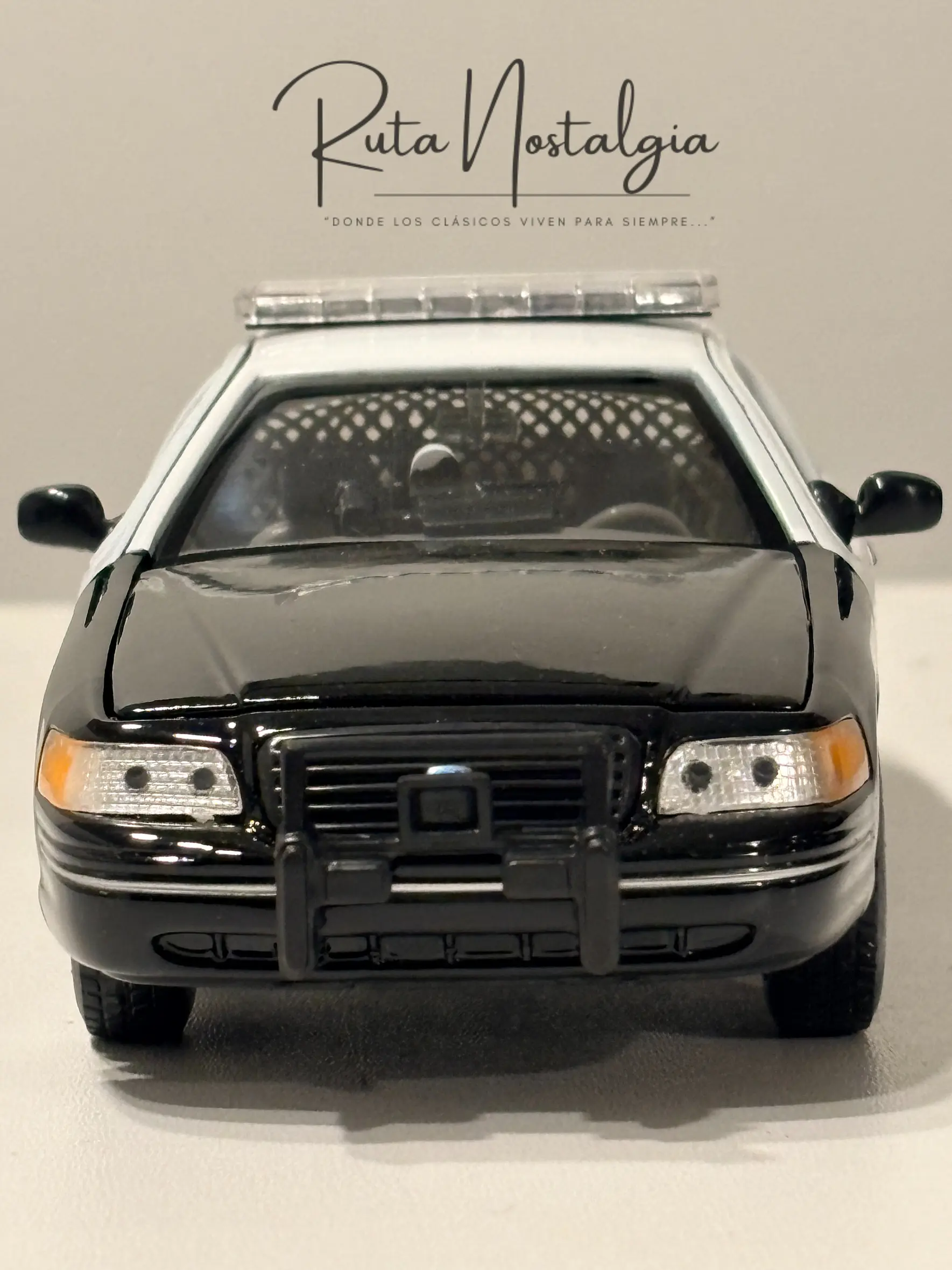 Auto Ford Crown Victoria Police Interceptor 1999 | Welly 1:24 | Auto Policial Americano Clásico 2