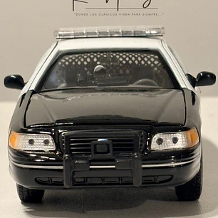 Auto Ford Crown Victoria Police Interceptor 1999 | Welly 1:24 | Auto Policial Americano Clásico