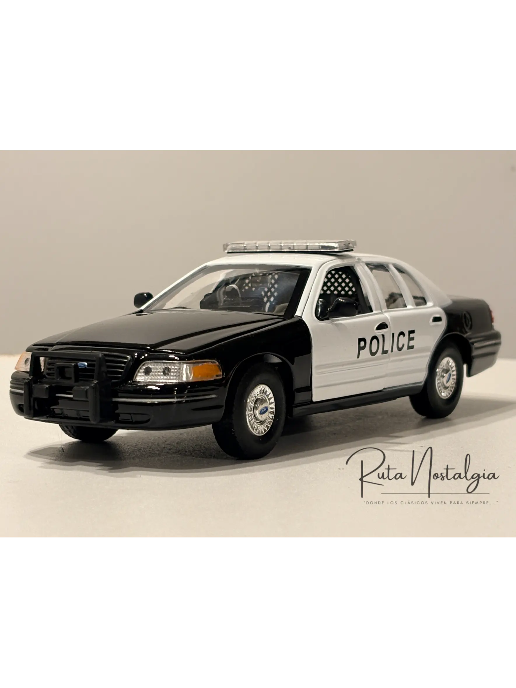 Auto Ford Crown Victoria Police Interceptor 1999 | Welly 1:24 | Auto Policial Americano Clásico 3