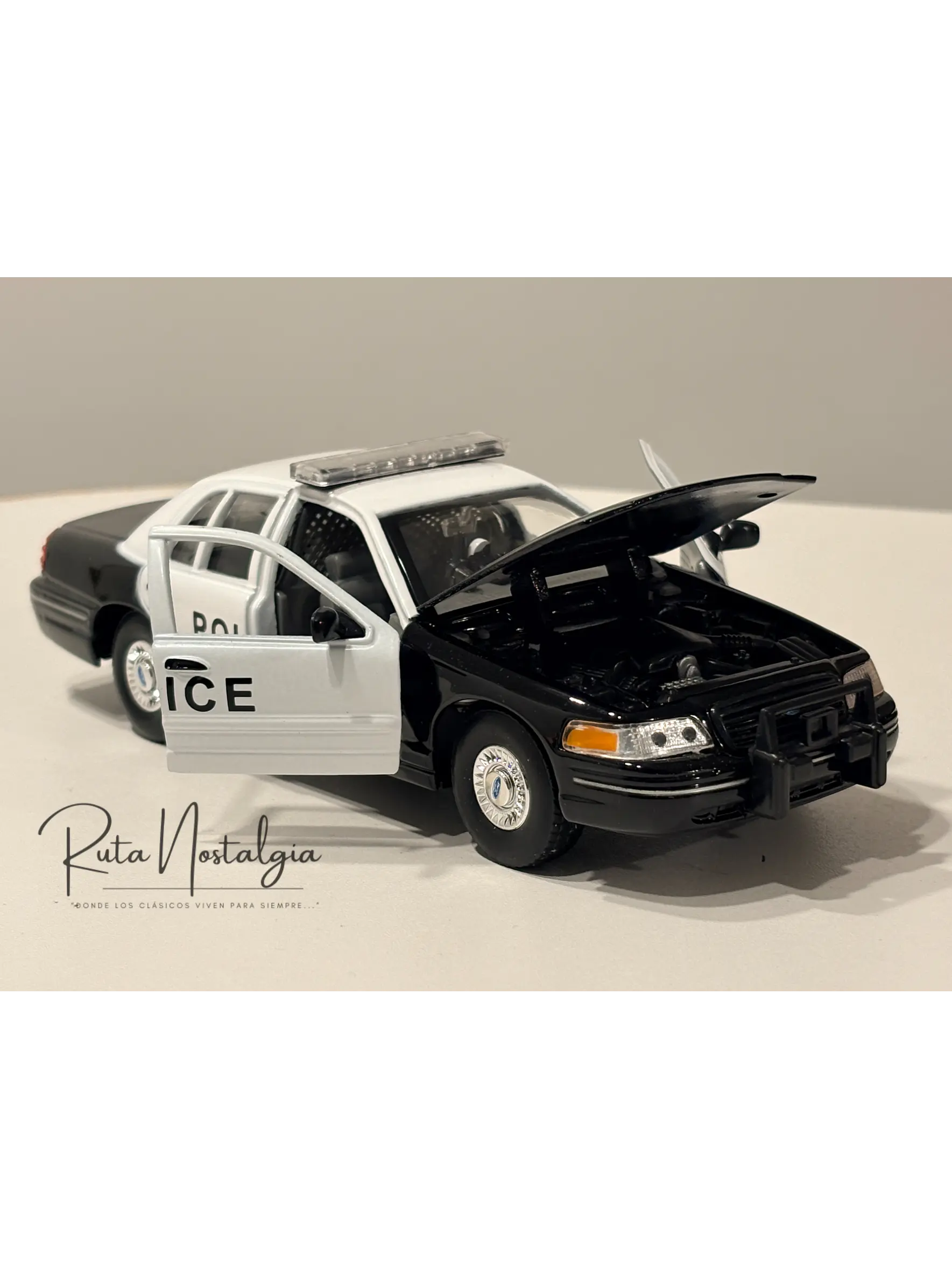Auto Ford Crown Victoria Police Interceptor 1999 | Welly 1:24 | Auto Policial Americano Clásico 1