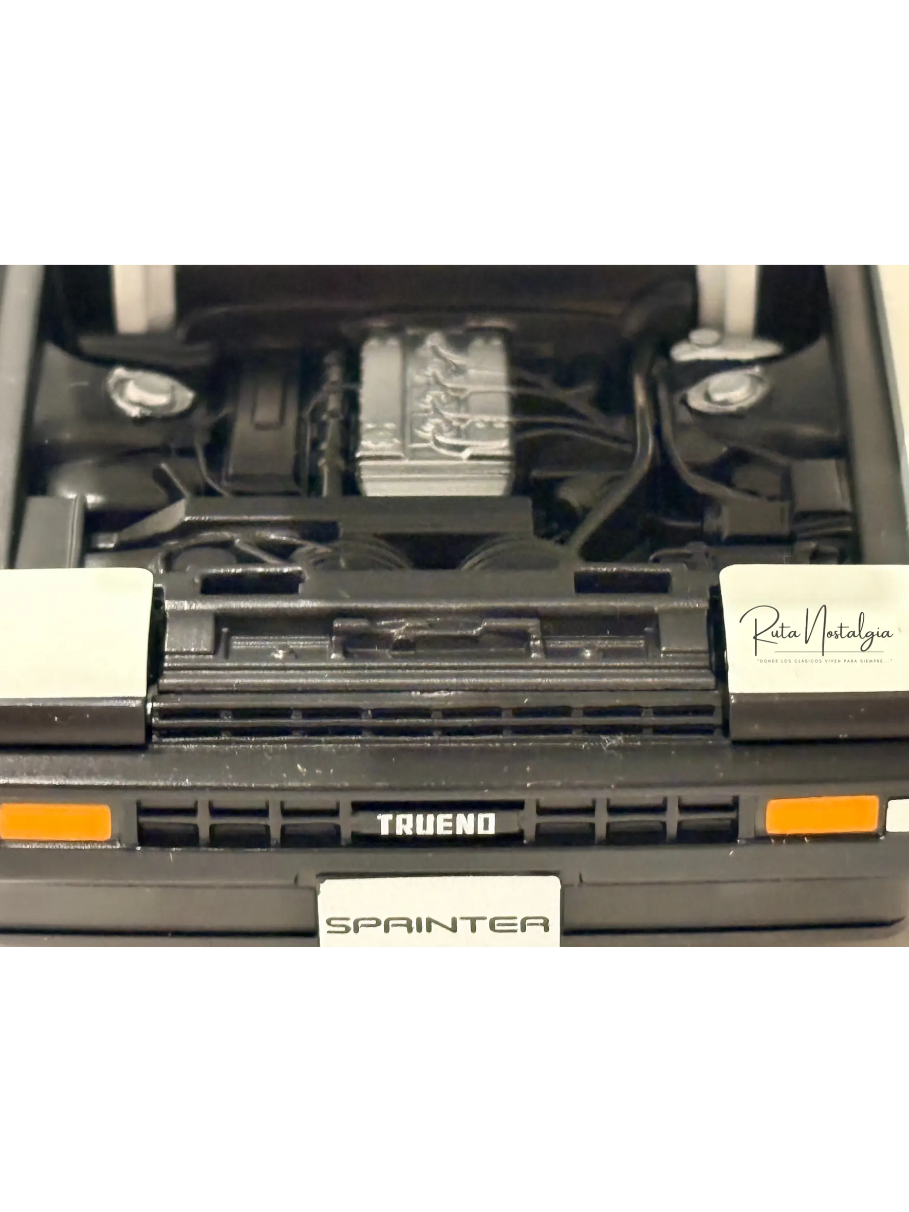 Auto Toyota Sprinter Trueno AE86 Blanco Negro Maisto 1:24 | Auto JDM Clásico de Colección en Chile 3