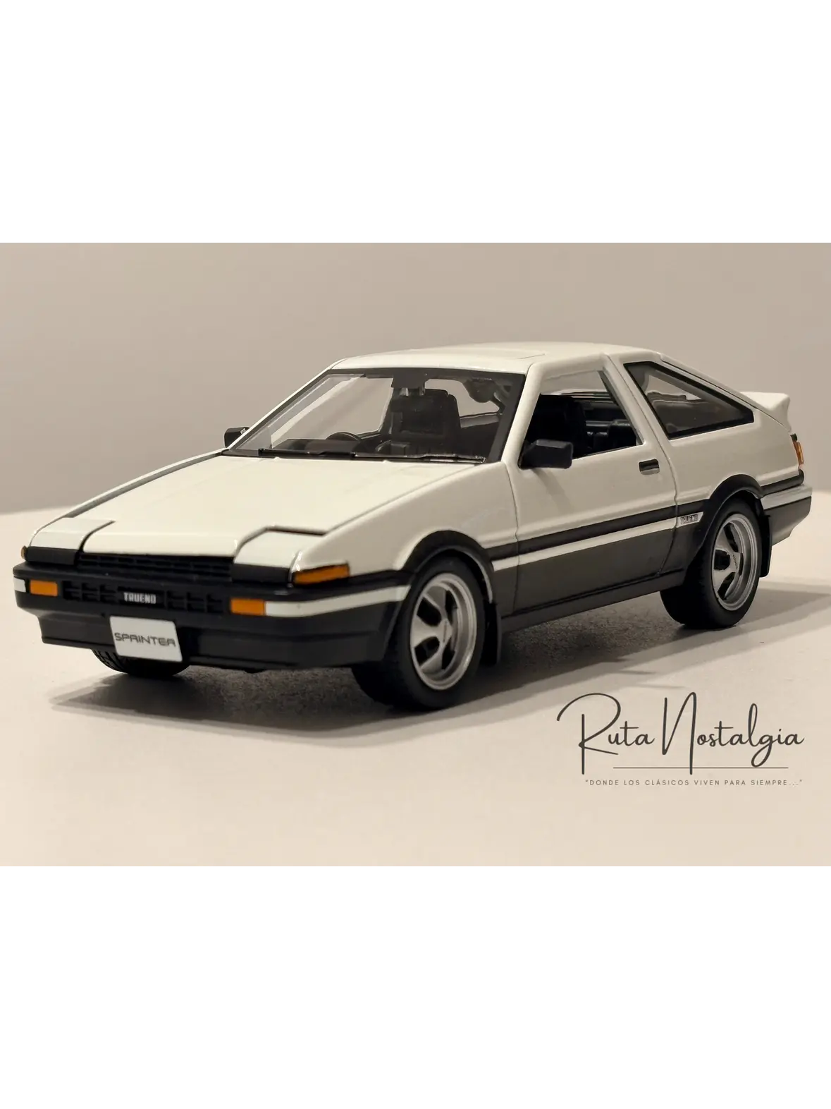 Auto Toyota Sprinter Trueno AE86 Blanco Negro Maisto 1:24 | Auto JDM Clásico de Colección en Chile 4