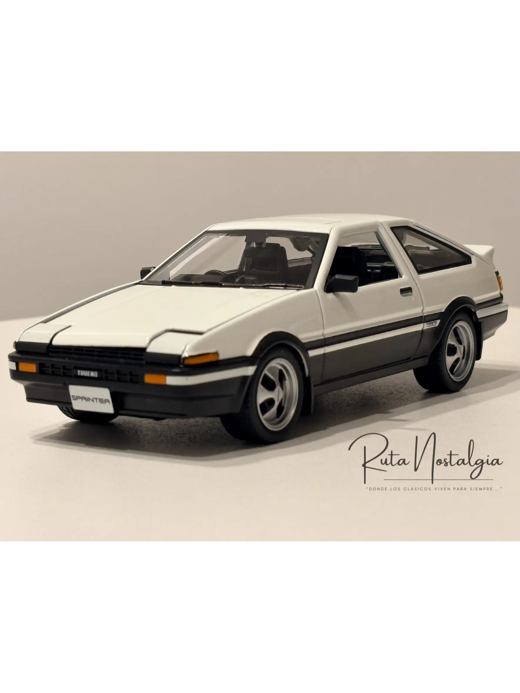 Auto Toyota Sprinter Trueno AE86 Blanco Negro Maisto 1:24 | Auto JDM Clásico de Colección en Chile 4