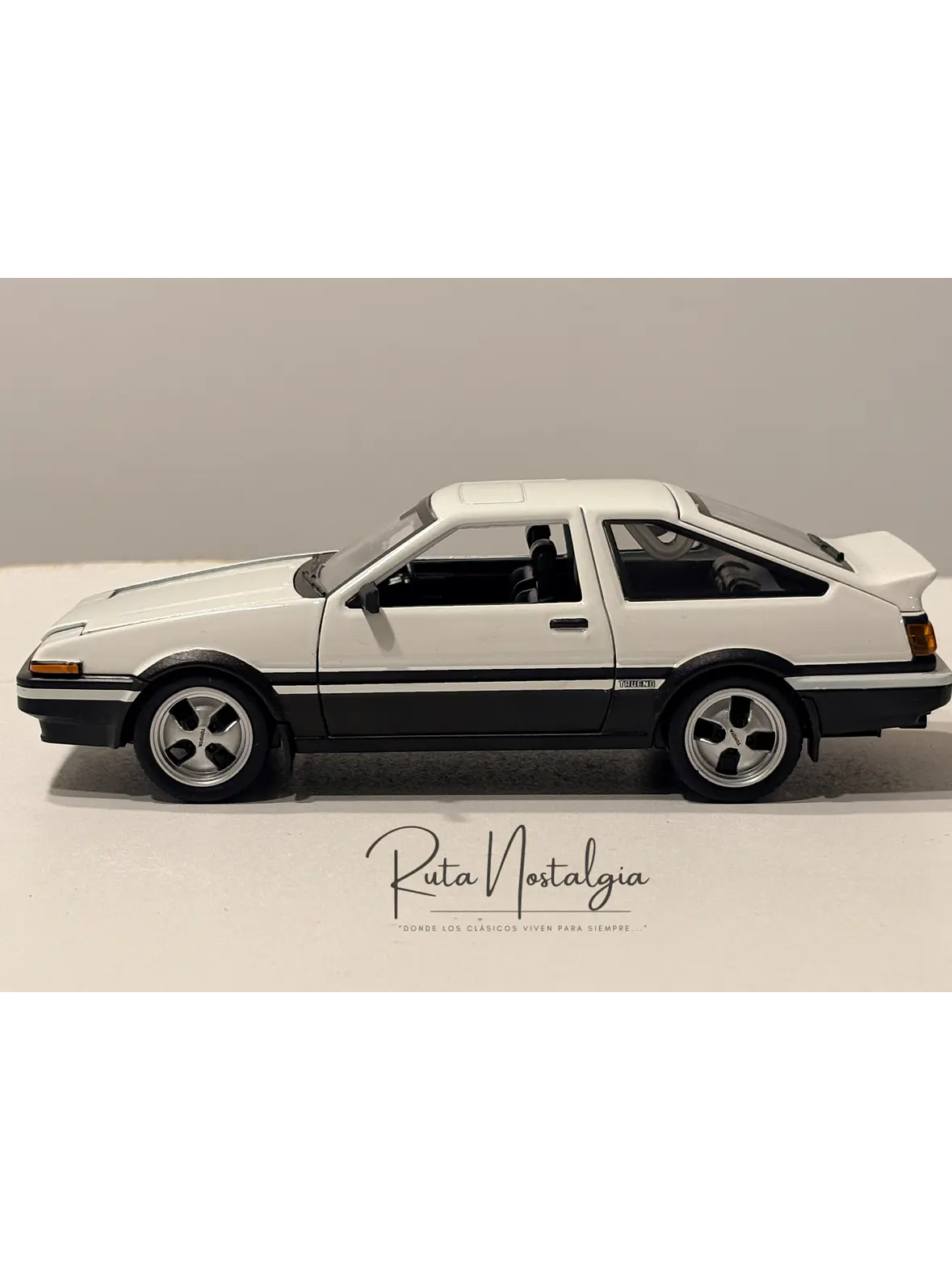 Auto Toyota Sprinter Trueno AE86 Blanco Negro Maisto 1:24 | Auto JDM Clásico de Colección en Chile 5