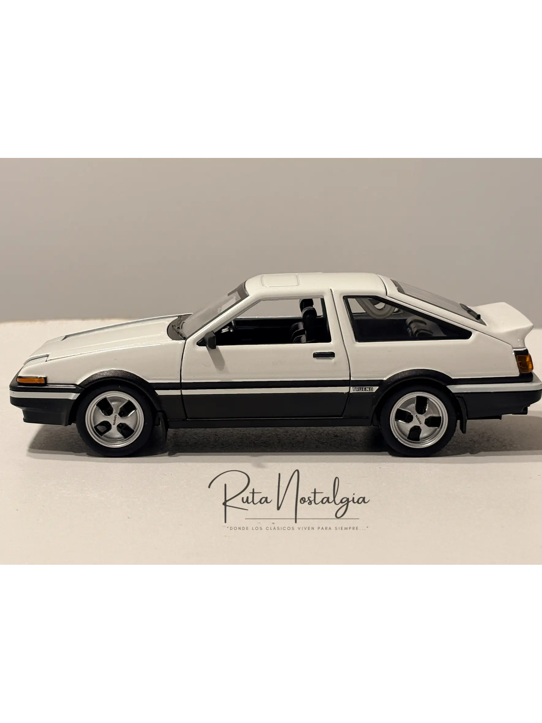 Auto Toyota Sprinter Trueno AE86 Blanco Negro Maisto 1:24 | Auto JDM Clásico de Colección en Chile 5