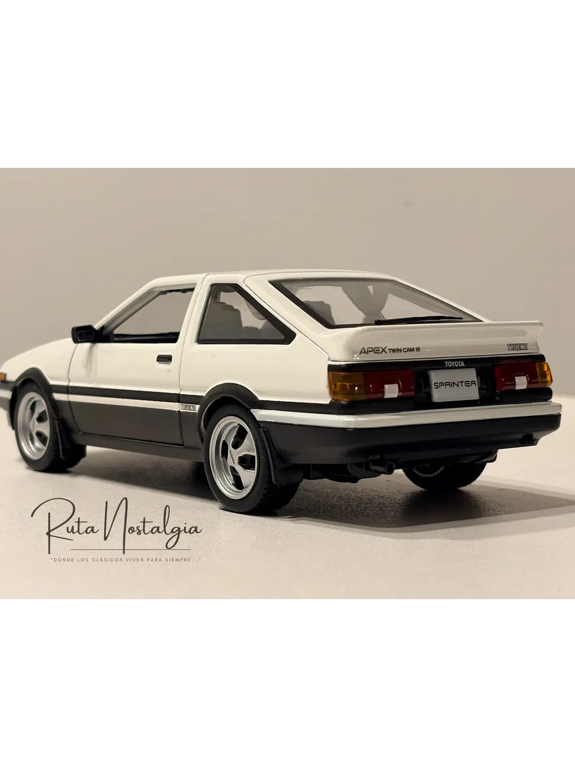 Auto Toyota Sprinter Trueno AE86 Blanco Negro Maisto 1:24 | Auto JDM Clásico de Colección en Chile 6