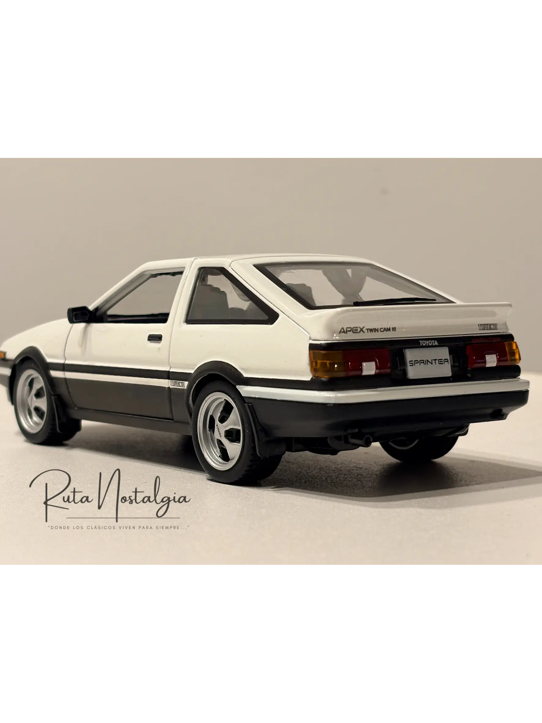 Auto Toyota Sprinter Trueno AE86 Blanco Negro Maisto 1:24 | Auto JDM Clásico de Colección en Chile 6