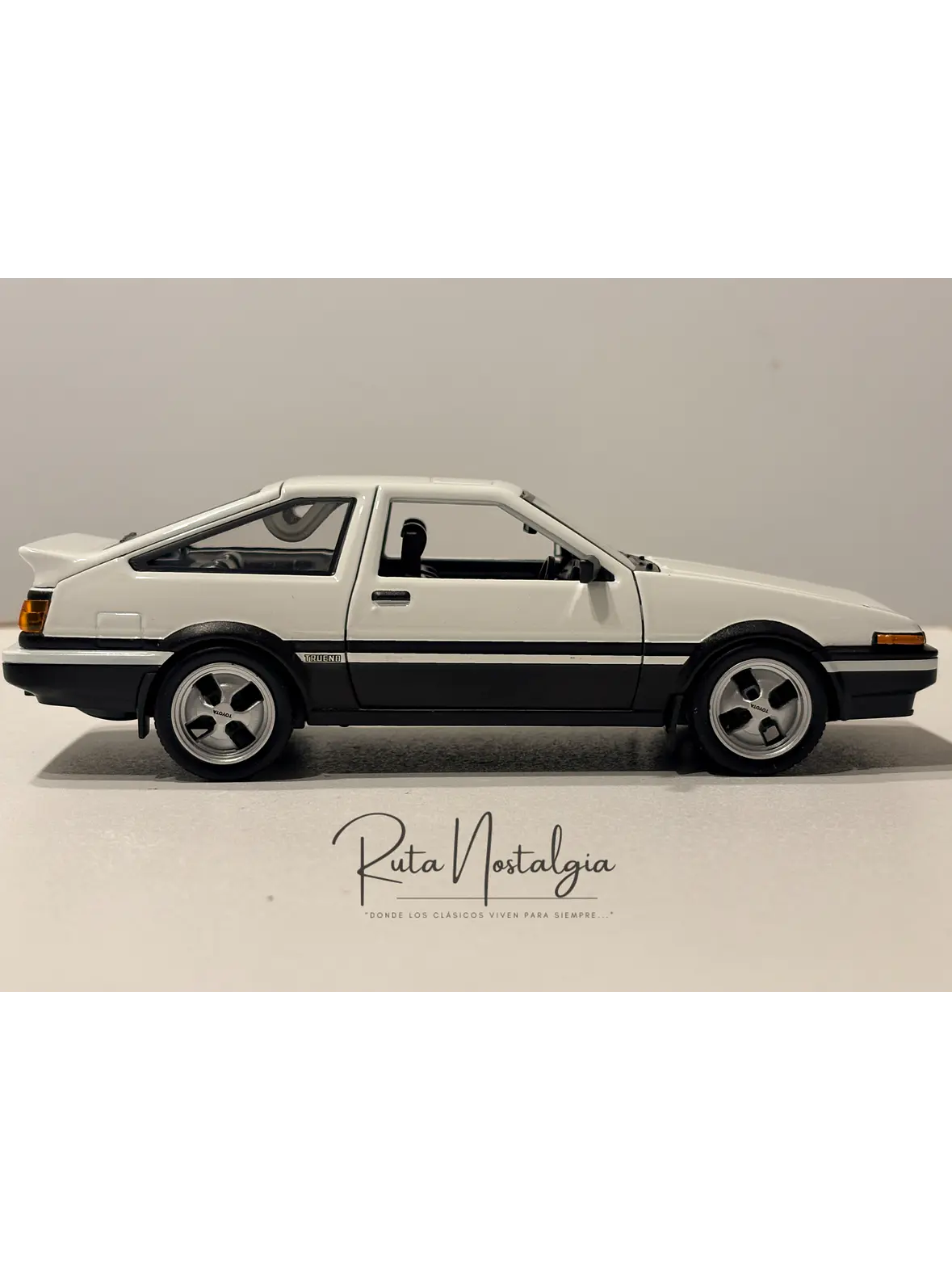 Auto Toyota Sprinter Trueno AE86 Blanco Negro Maisto 1:24 | Auto JDM Clásico de Colección en Chile 8