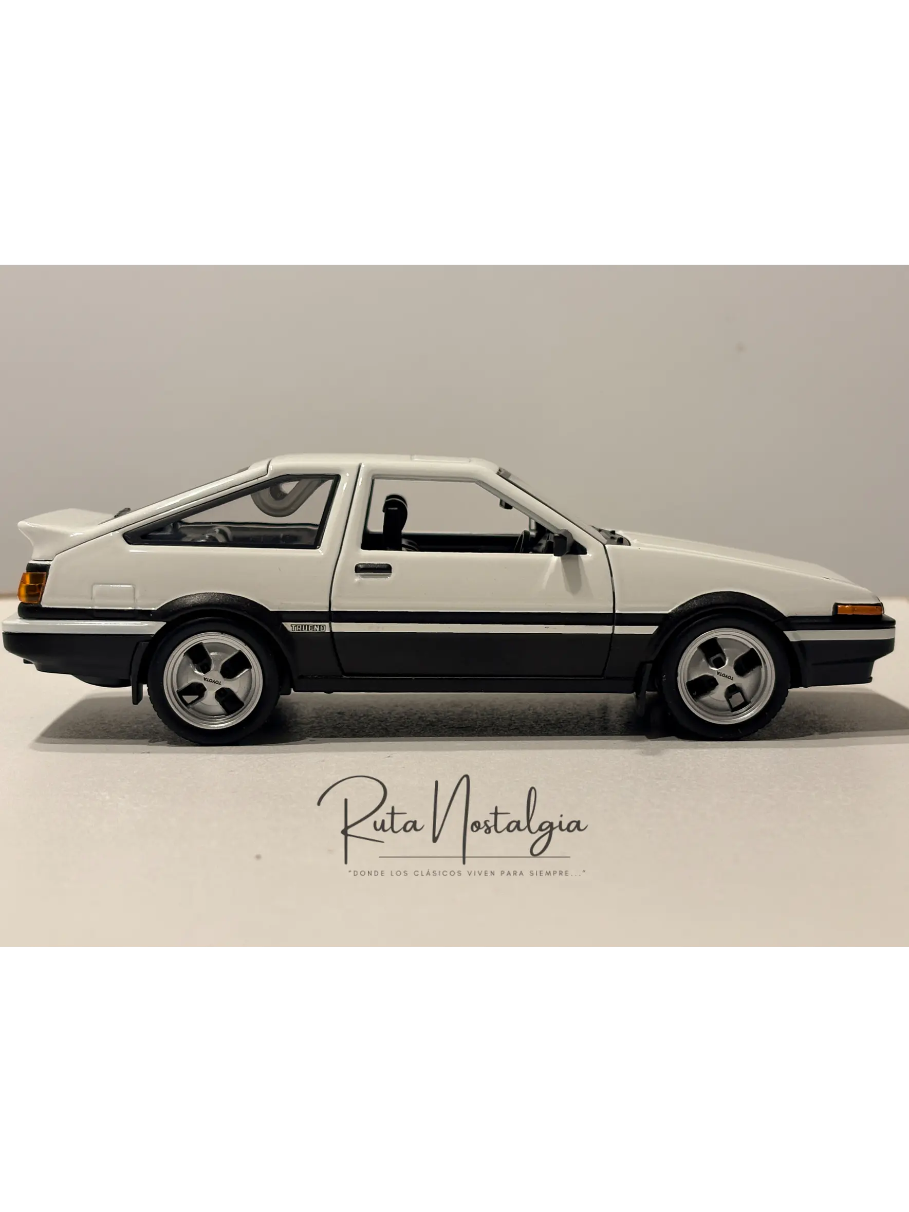 Auto Toyota Sprinter Trueno AE86 Blanco Negro Maisto 1:24 | Auto JDM Clásico de Colección en Chile 8