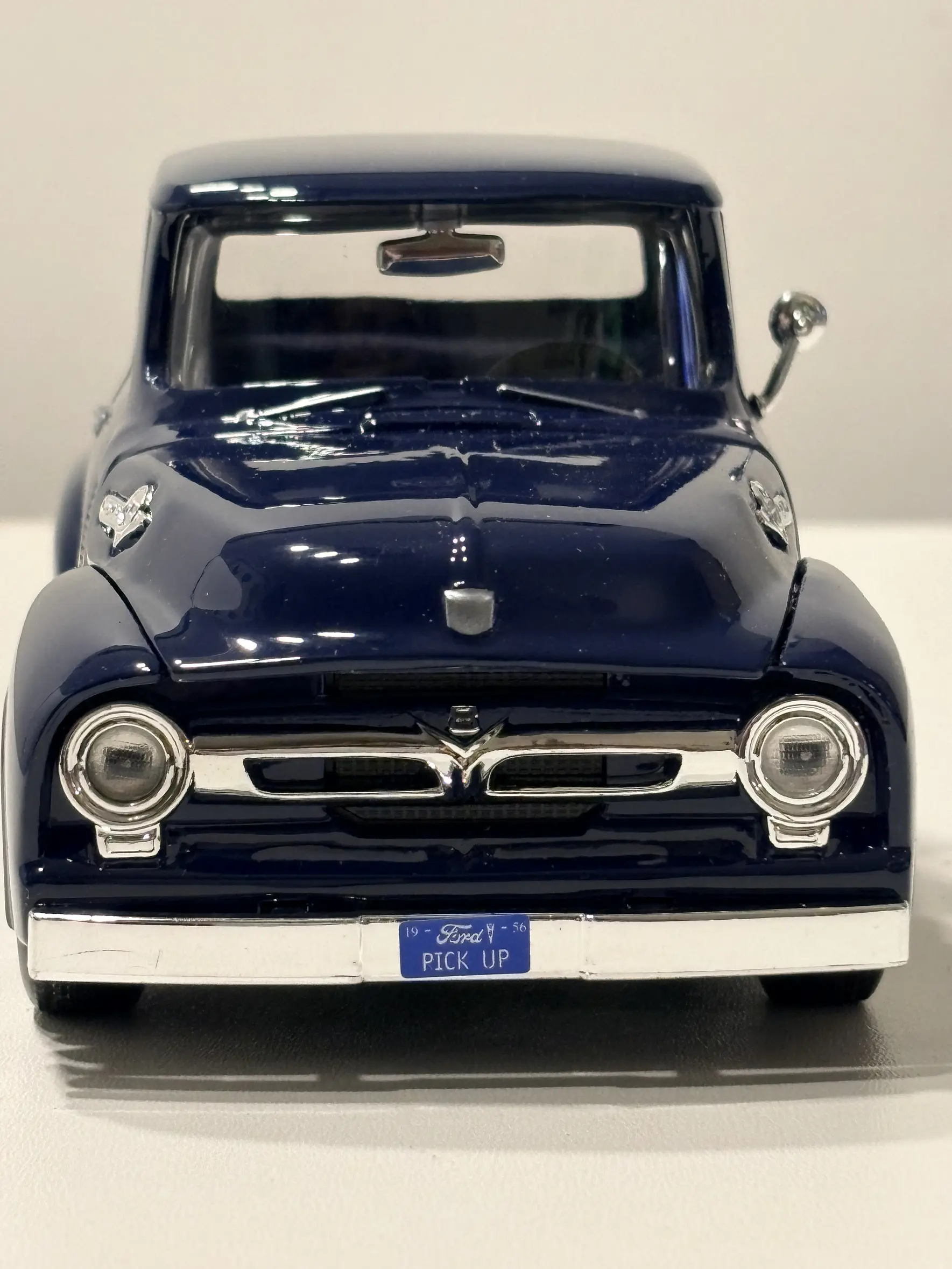 Camioneta Ford F-100 Pick Up 1956 | Motormax  1:24 – Camioneta clásica americana a escala 2