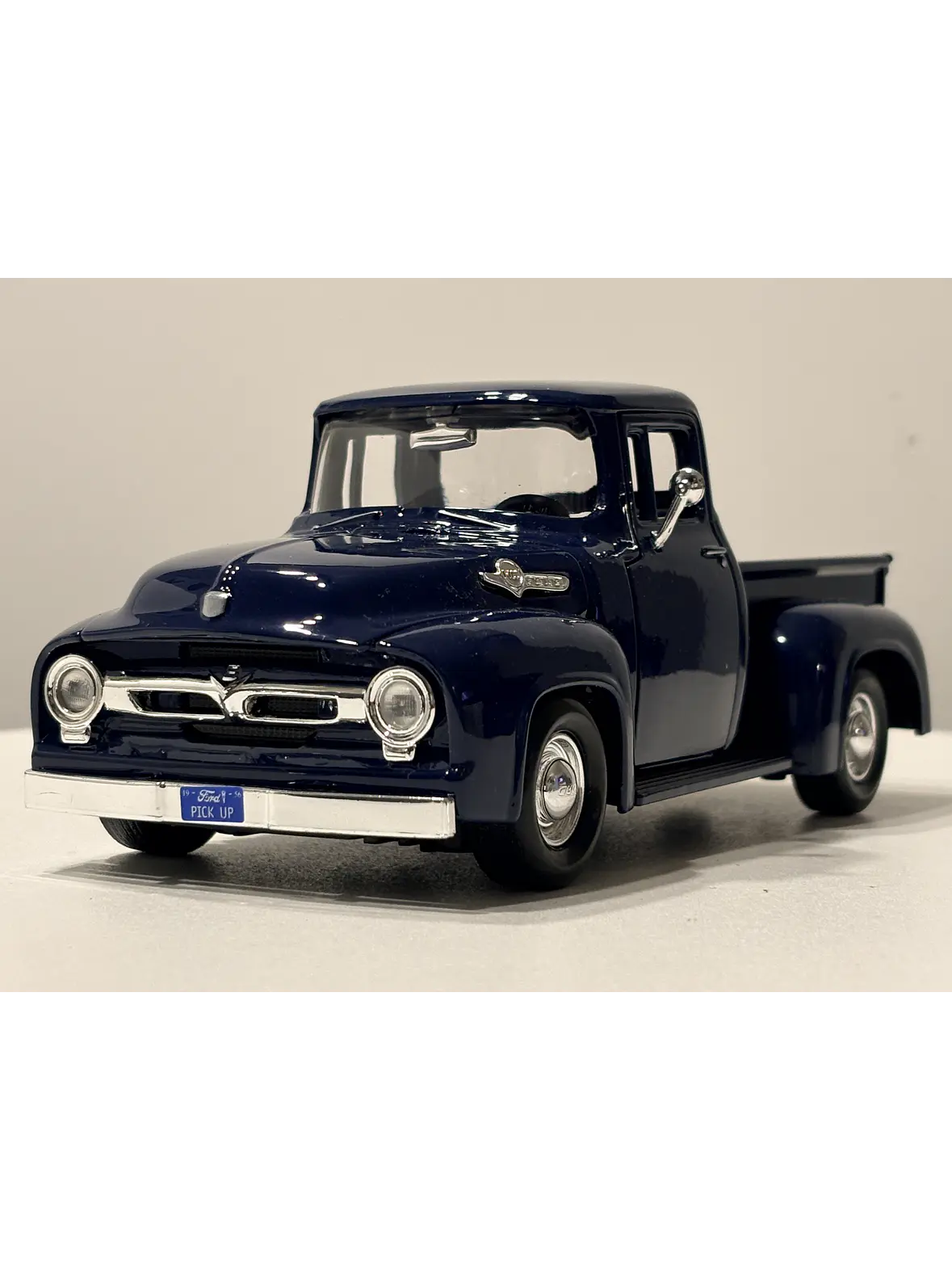 Camioneta Ford F-100 Pick Up 1956 | Motormax  1:24 – Camioneta clásica americana a escala 3