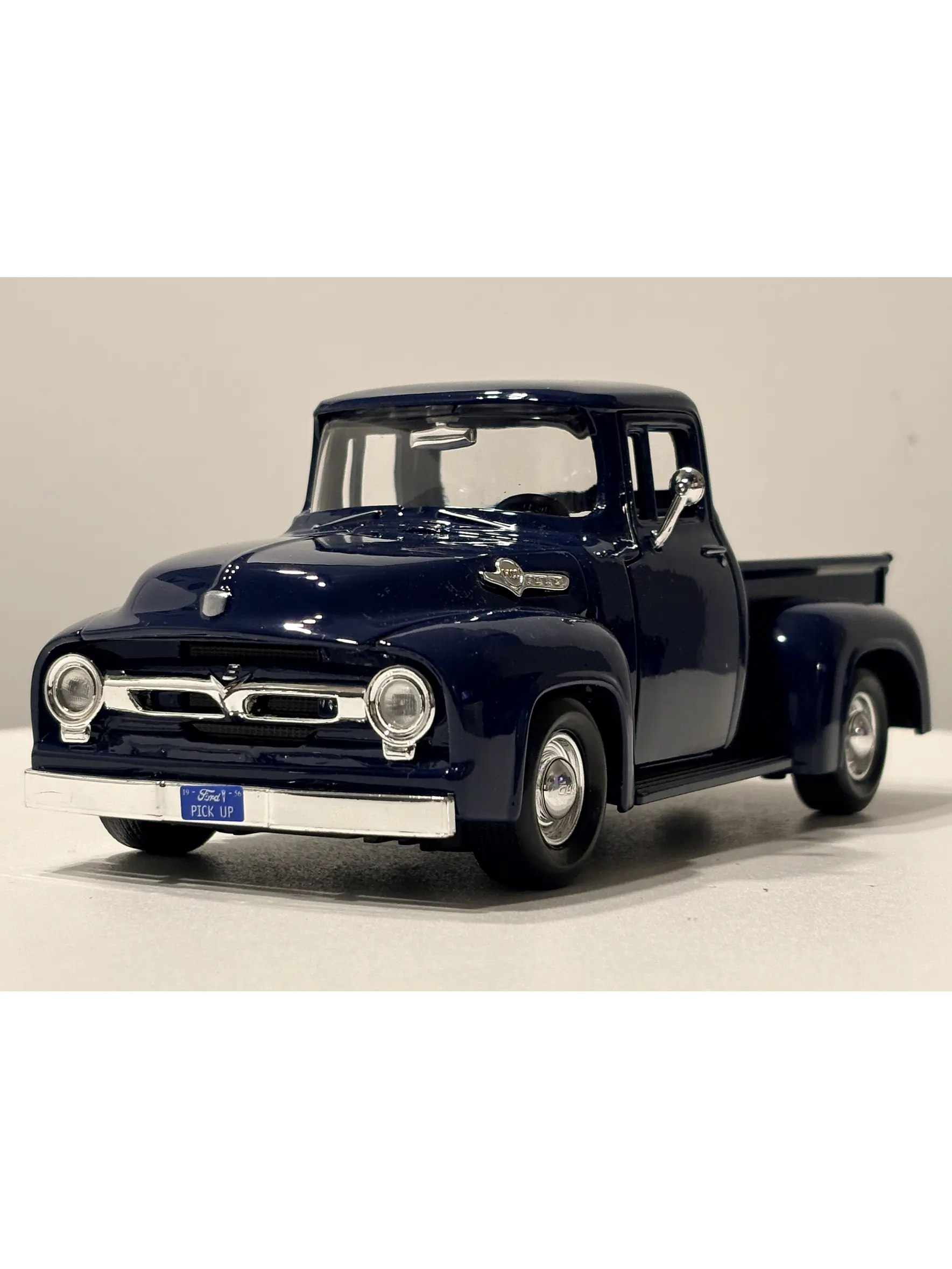 Camioneta Ford F-100 Pick Up 1956 | Motormax  1:24 – Camioneta clásica americana a escala 3