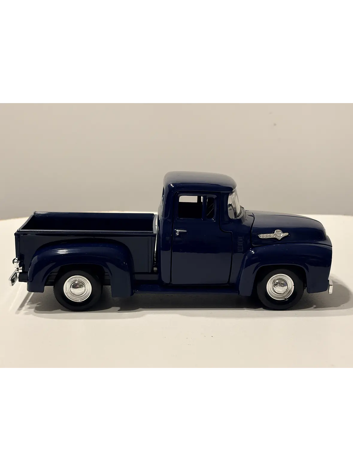 Camioneta Ford F-100 Pick Up 1956 | Motormax  1:24 – Camioneta clásica americana a escala 4
