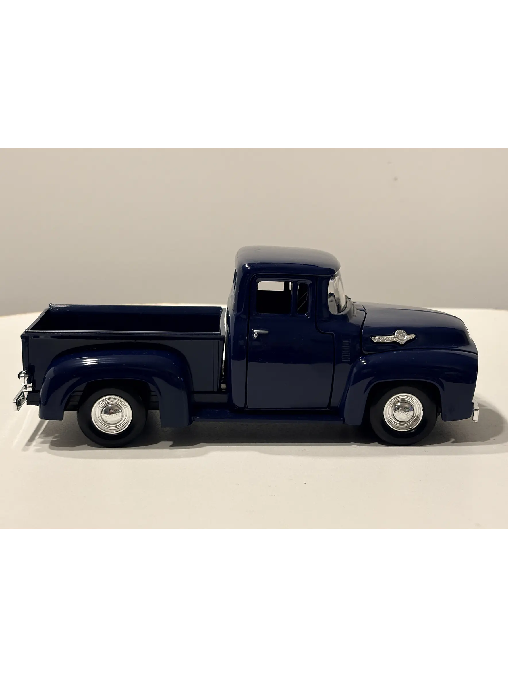 Camioneta Ford F-100 Pick Up 1956 | Motormax  1:24 – Camioneta clásica americana a escala 4