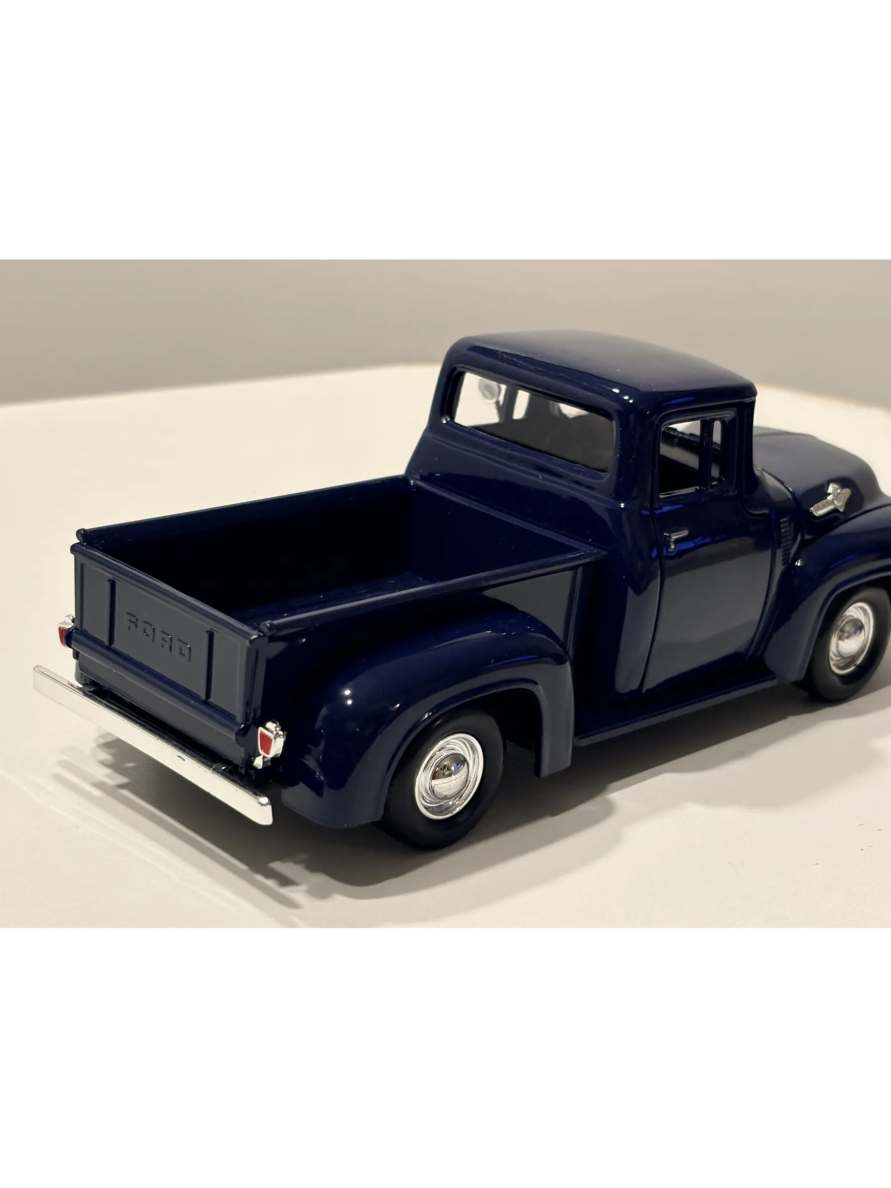 Camioneta Ford F-100 Pick Up 1956 | Motormax  1:24 – Camioneta clásica americana a escala 5
