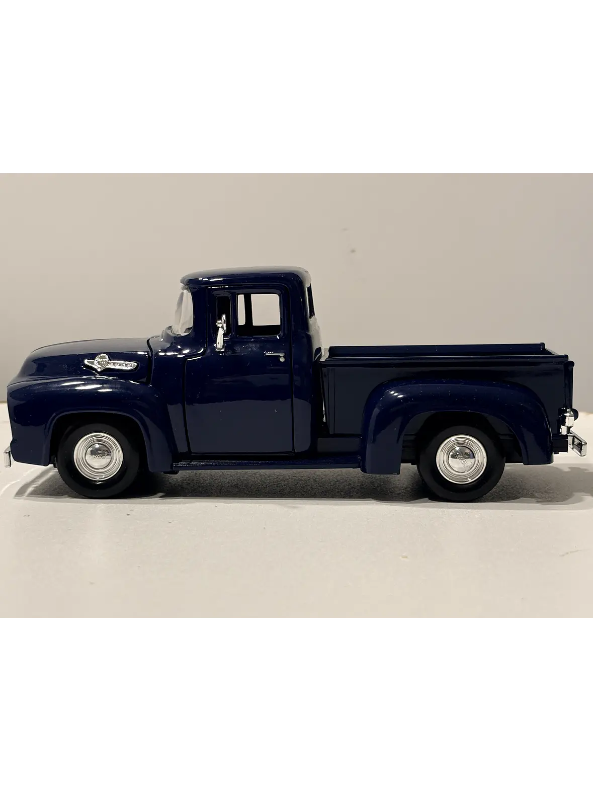 Camioneta Ford F-100 Pick Up 1956 | Motormax  1:24 – Camioneta clásica americana a escala 7