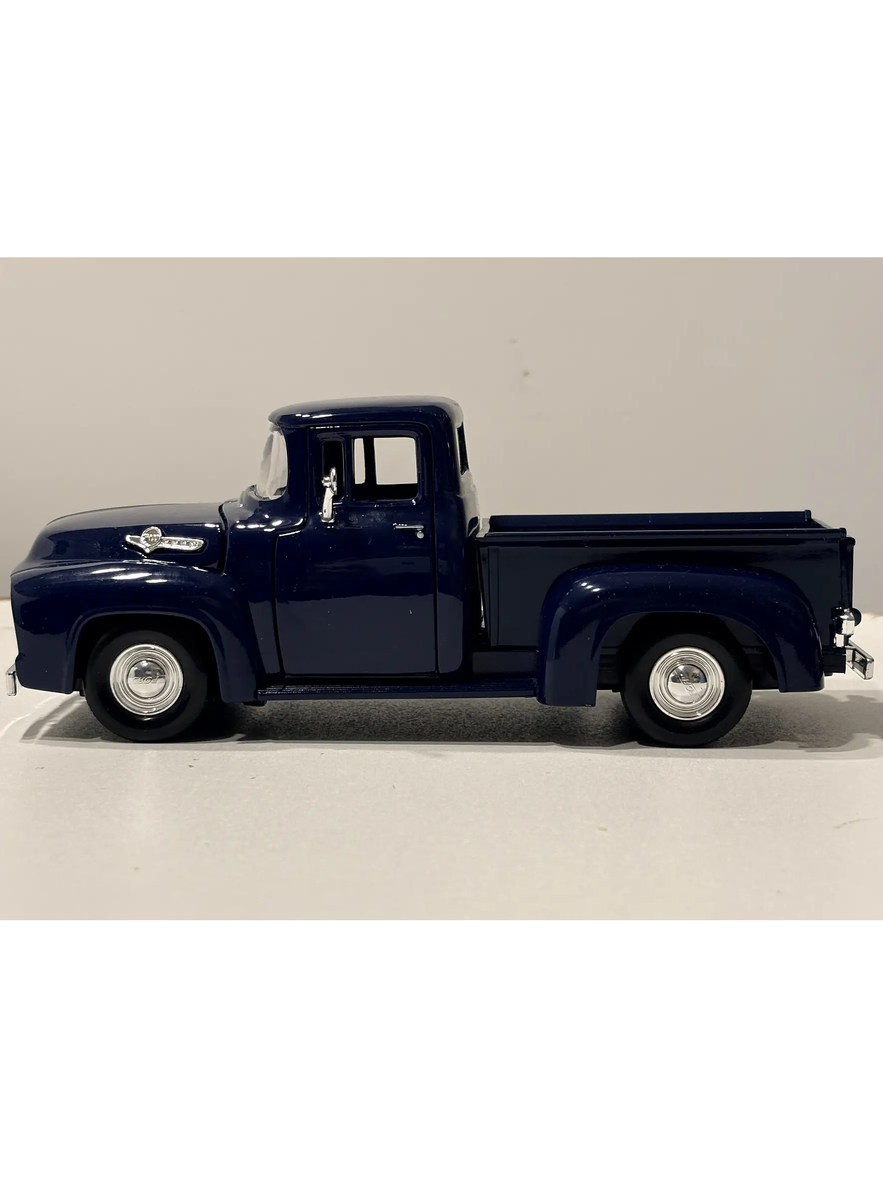 Camioneta Ford F-100 Pick Up 1956 | Motormax  1:24 – Camioneta clásica americana a escala 7