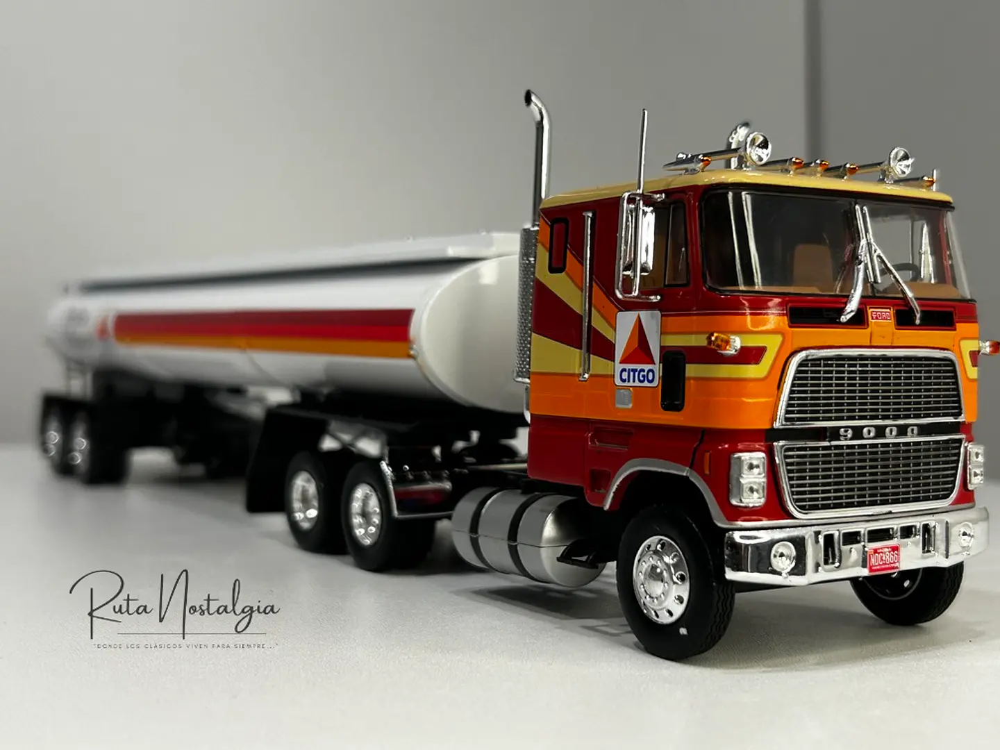 Camión Ford CL-9000 1976 Cisterna | Planeta Agostini 1:43 1