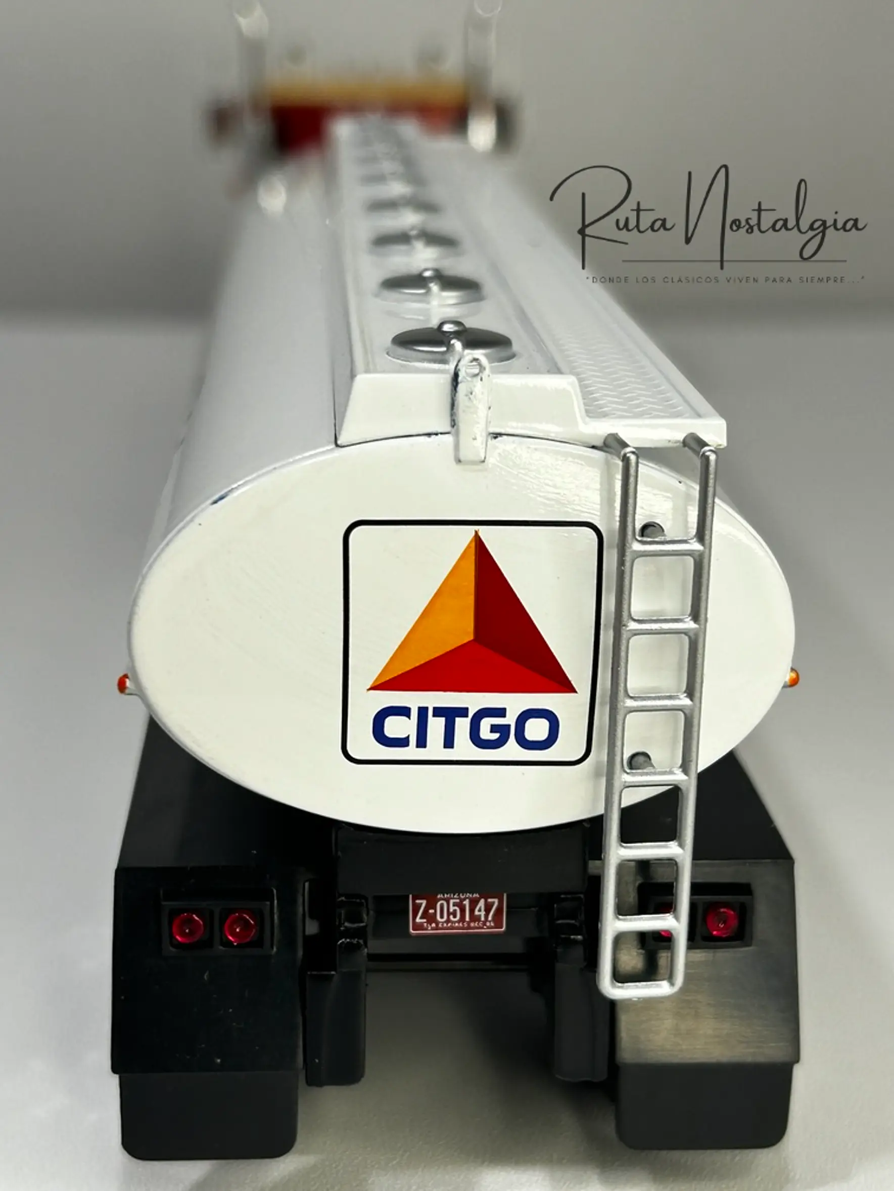 Camión Ford CL-9000 1976 Cisterna CITGO 1:43 – Nostalgia del Transporte Americano 9