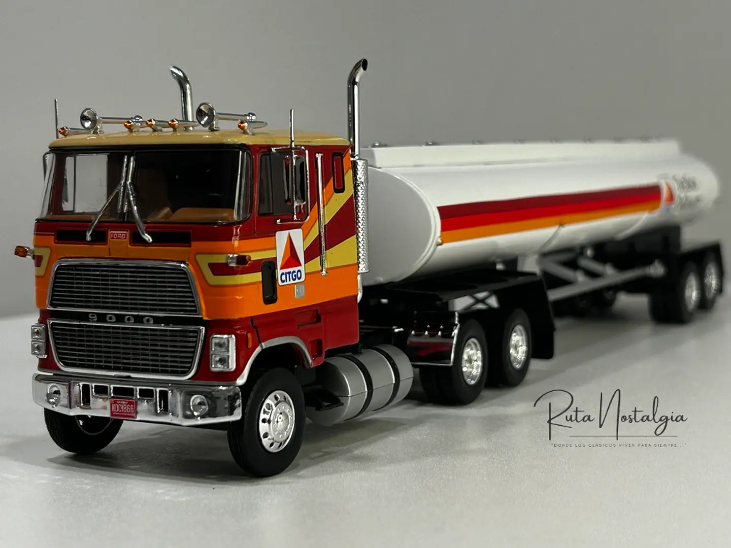 Camión Ford CL-9000 1976 Cisterna | Planeta Agostini 1:43 4