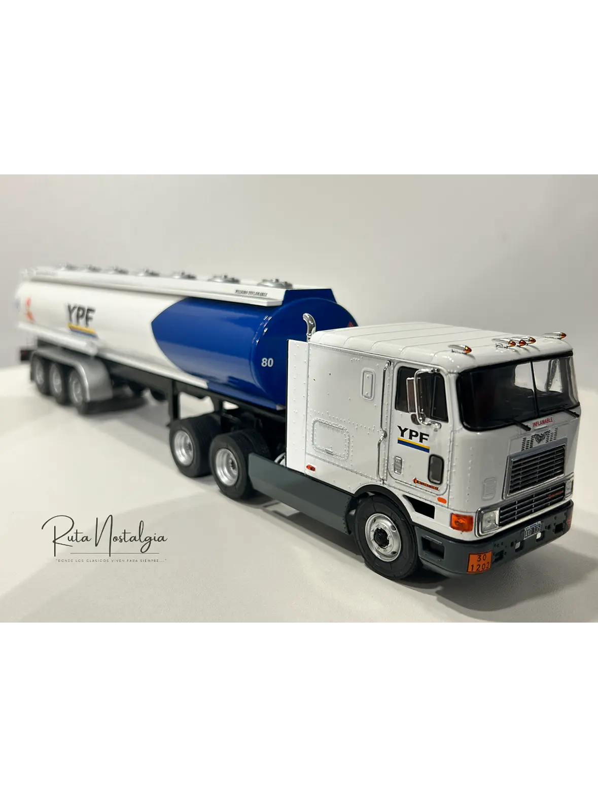 International Eagle 9700 Cabover (1997) – YPF Cisterna Combustible – Colección Camiones Americanos 1:43 5
