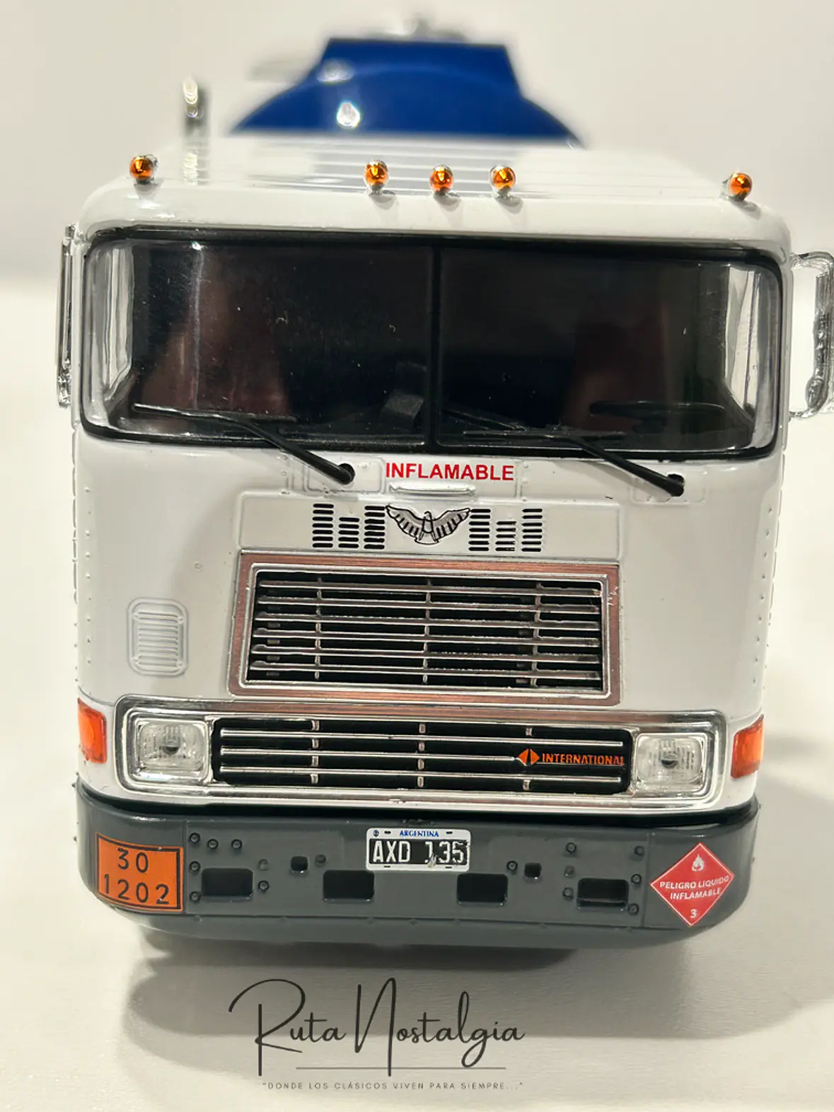 International Eagle 9700 Cabover (1997) – YPF Cisterna Combustible – Colección Camiones Americanos 1:43 4