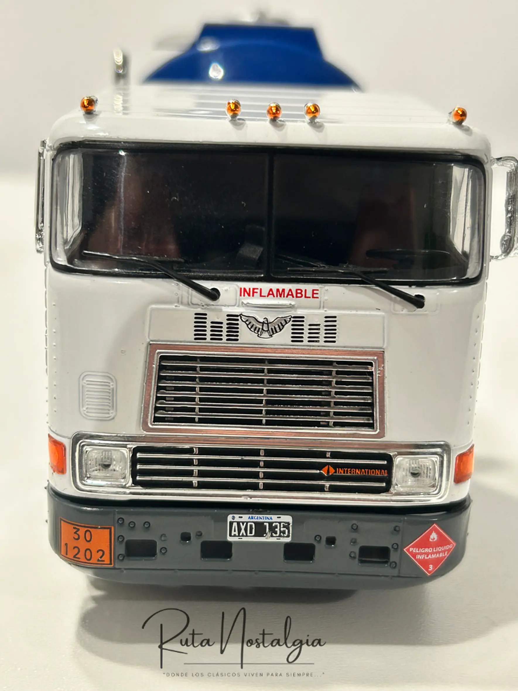 International Eagle 9700 Cabover (1997) – YPF Cisterna Combustible – Colección Camiones Americanos 1:43 4